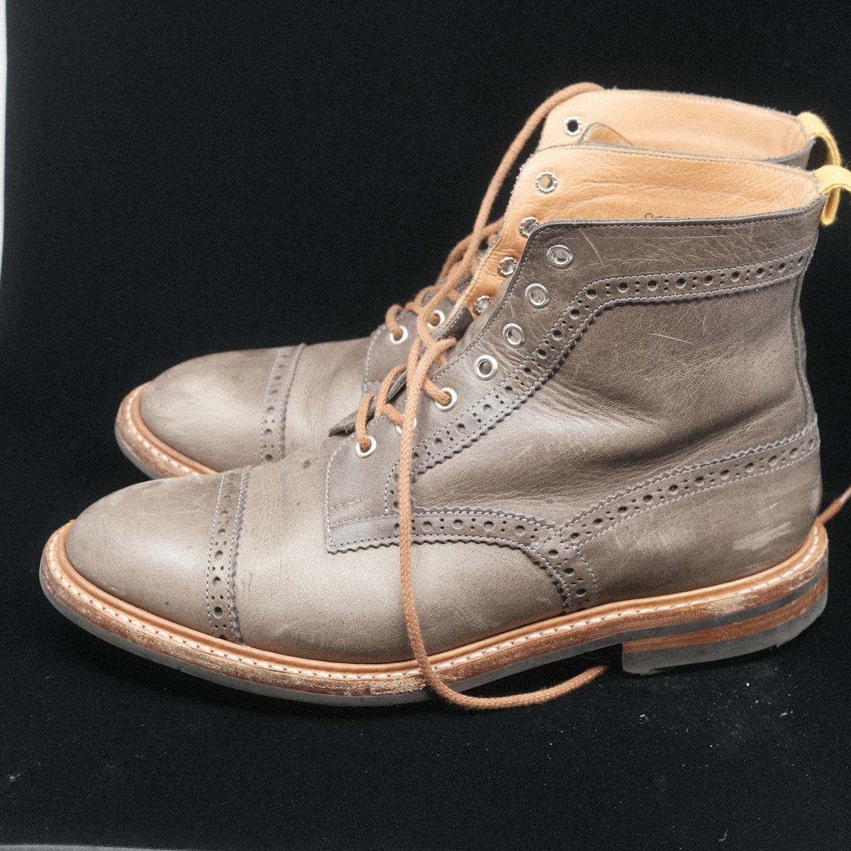 Photo by timothvn on March 6, 2024 of the Tricker's x Division Road Eaton Boot in Horween Timber Wolf Dublin.