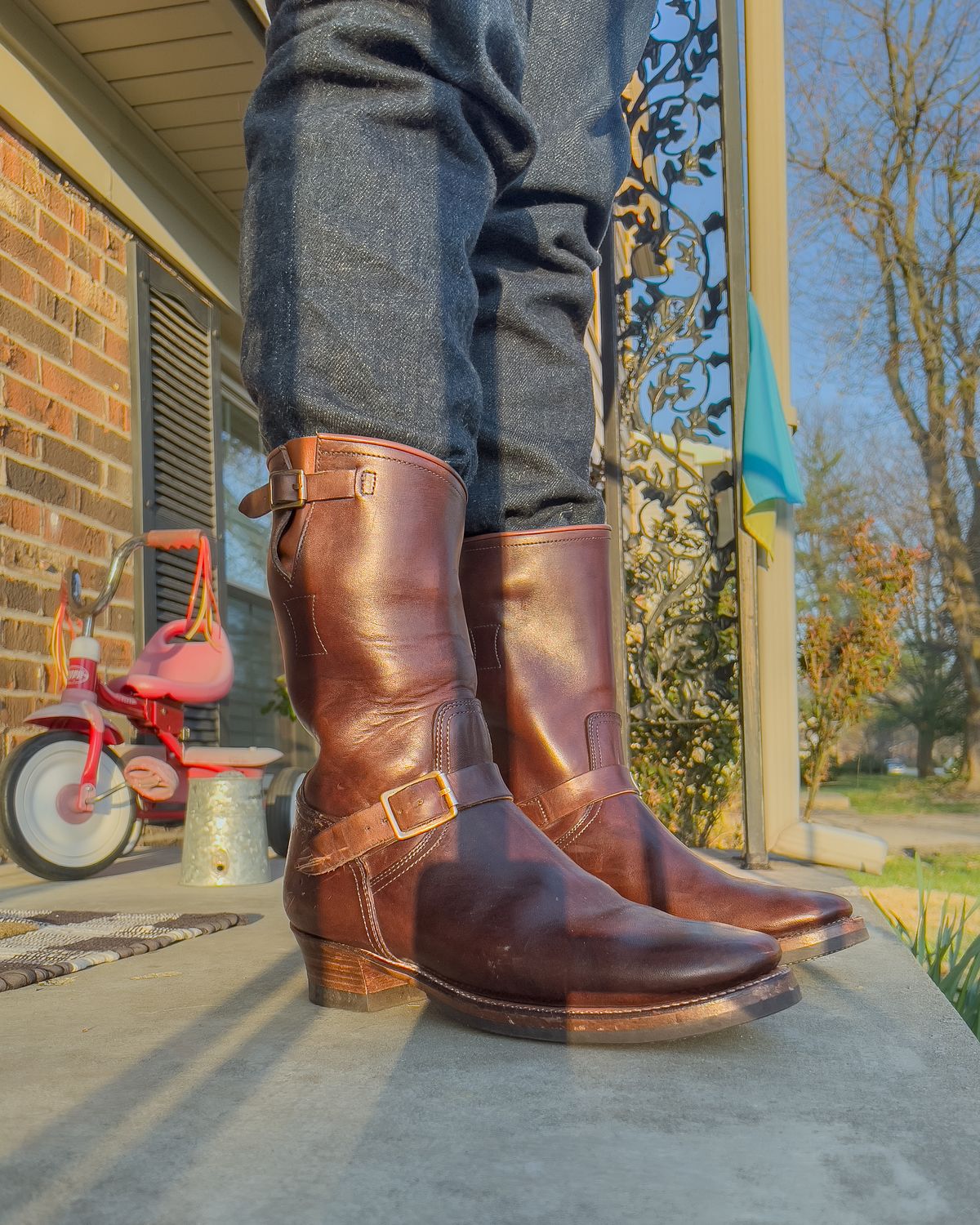 Photo by Blakemore on April 1, 2022 of the Clinch Engineer Boots 11-Inch Height in Natural Horsebutt.