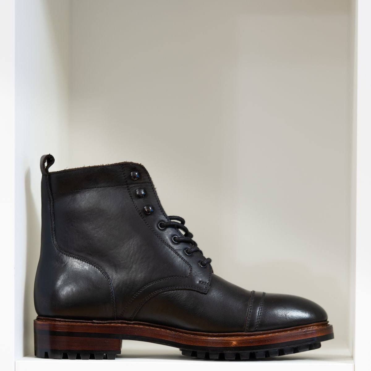 Photo by simplygg on December 20, 2023 of the Blkbrd Shoemaker Dixon Cap Toe Derby Boot in Black Pullup.