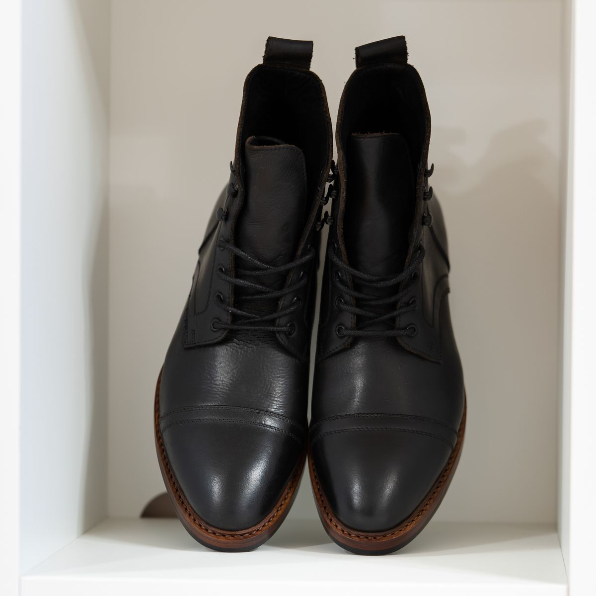 Photo by simplygg on December 20, 2023 of the Blkbrd Shoemaker Dixon Cap Toe Derby Boot in Black Pullup.