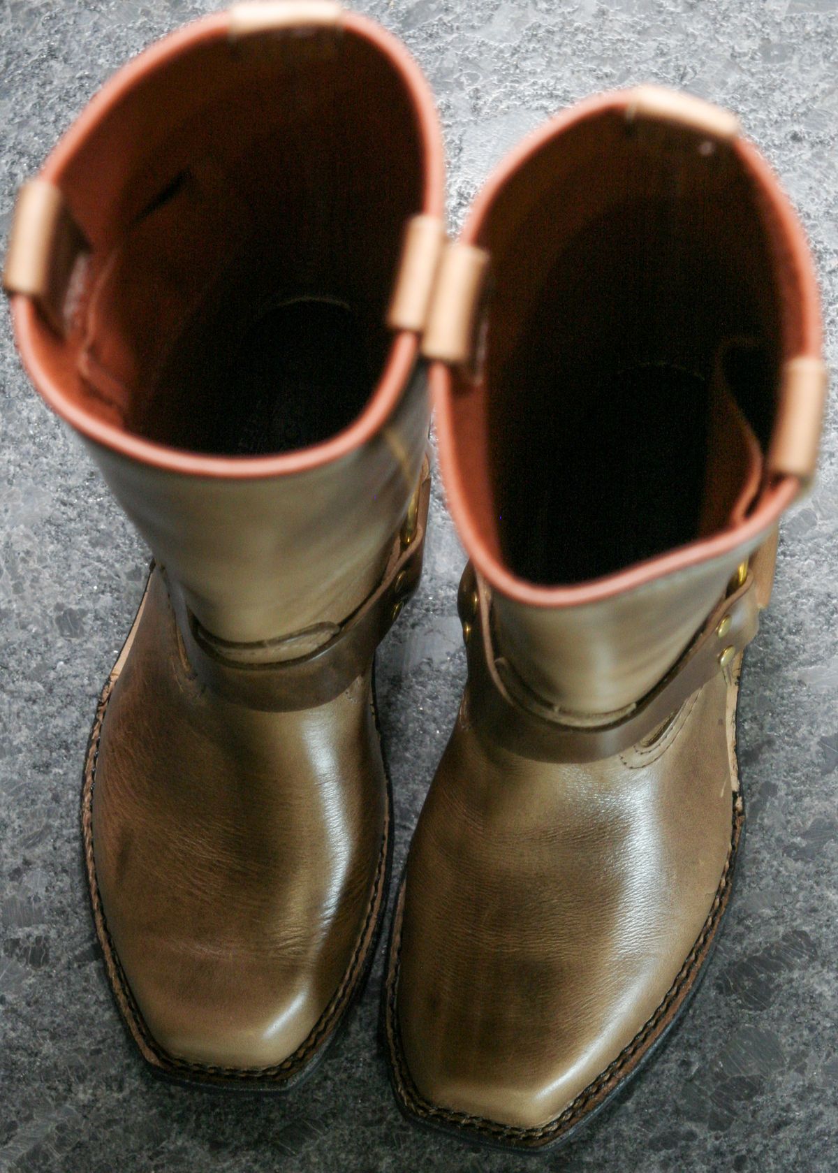 Photo by Obversus on October 1, 2023 of the Wesco Harness in Horween Natural Chromexcel.