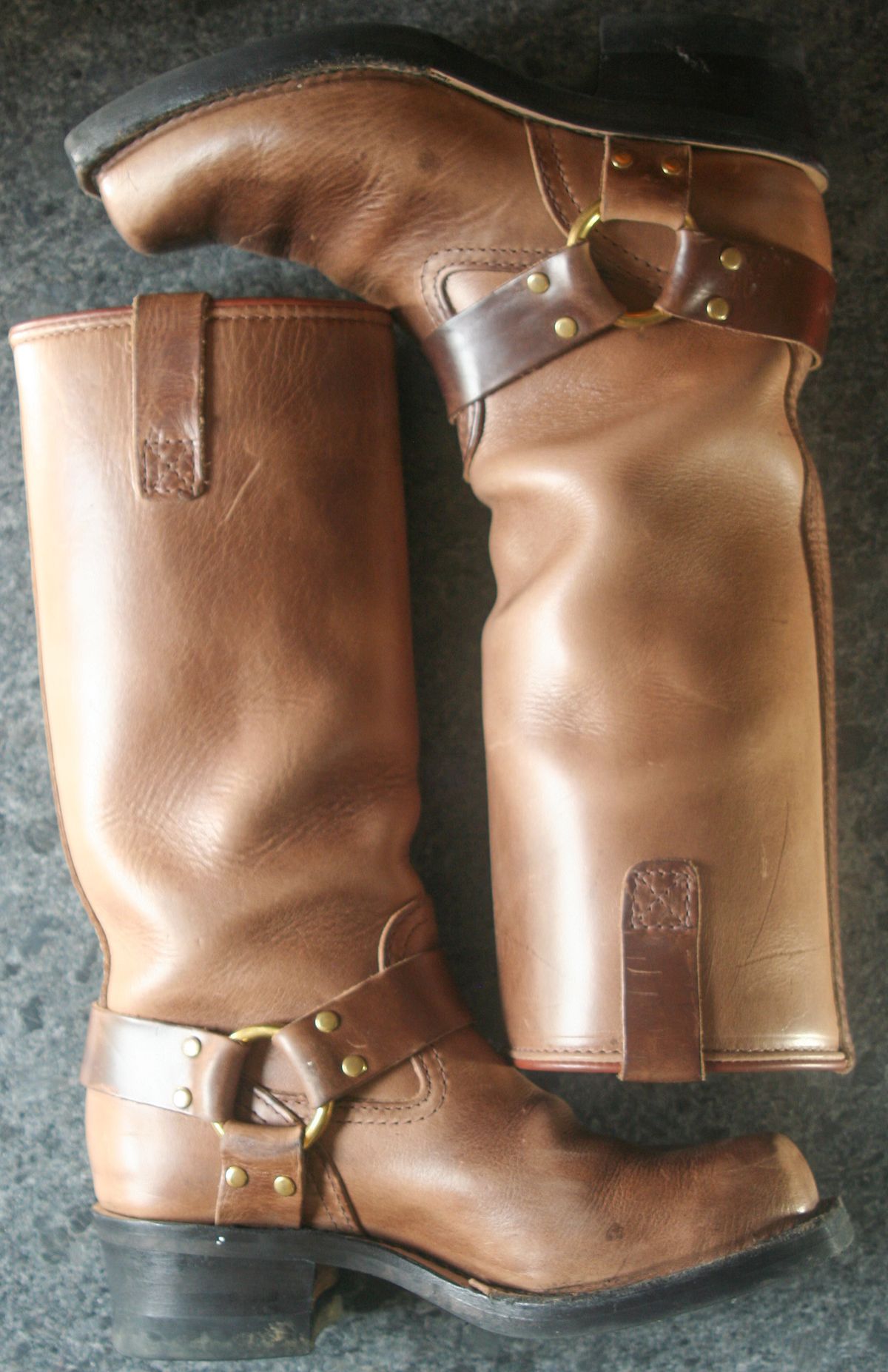 Photo by Obversus on April 5, 2024 of the Wesco Harness in Horween Natural Chromexcel.