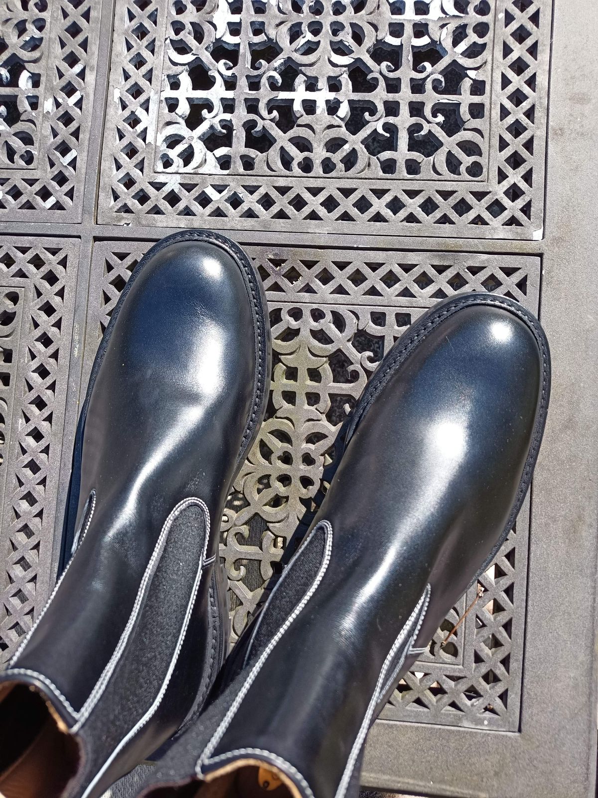 Photo by Obversus on October 2, 2022 of the Tricker's Stephen Chelsea Boot in Black Calf.