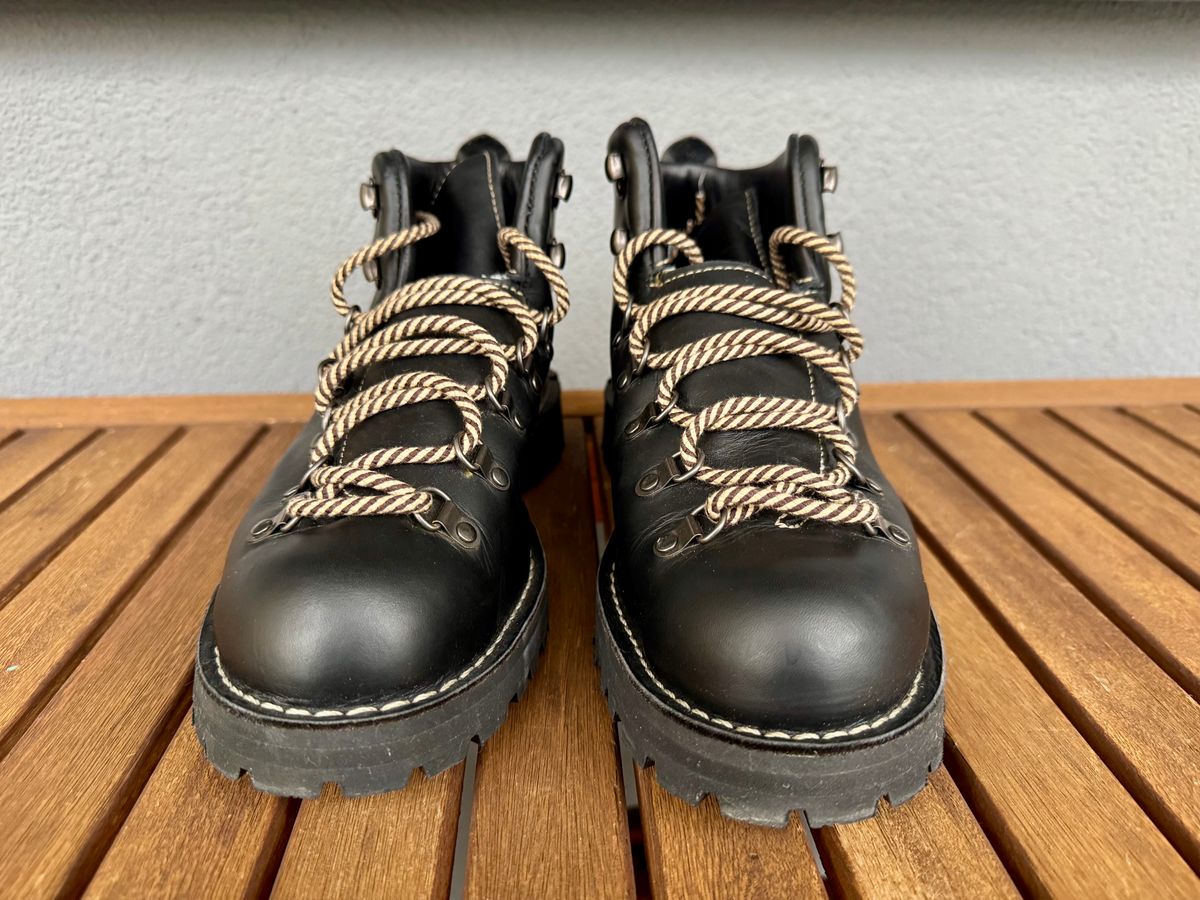 Photo by palletshots on November 1, 2025 of the Danner Mountain Light in Black Full Grain.