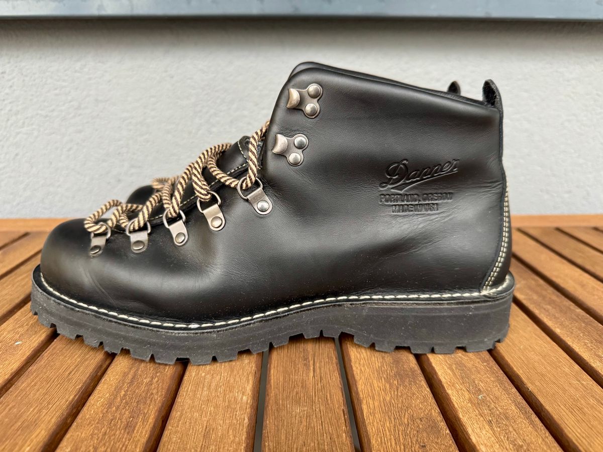 Photo by palletshots on November 1, 2025 of the Danner Mountain Light in Black Full Grain.