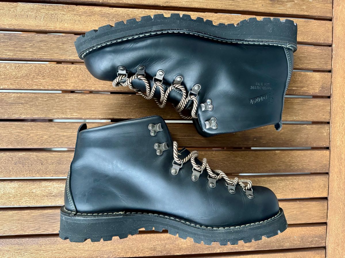 Photo by palletshots on November 1, 2025 of the Danner Mountain Light in Black Full Grain.