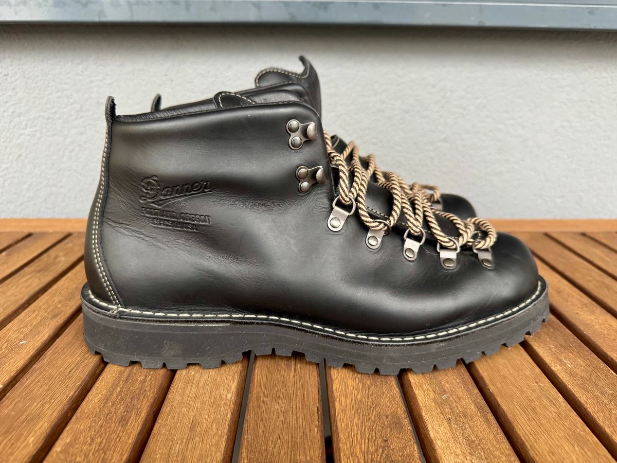 Photo by palletshots on November 1, 2025 of the Danner Mountain Light in Black Full Grain.