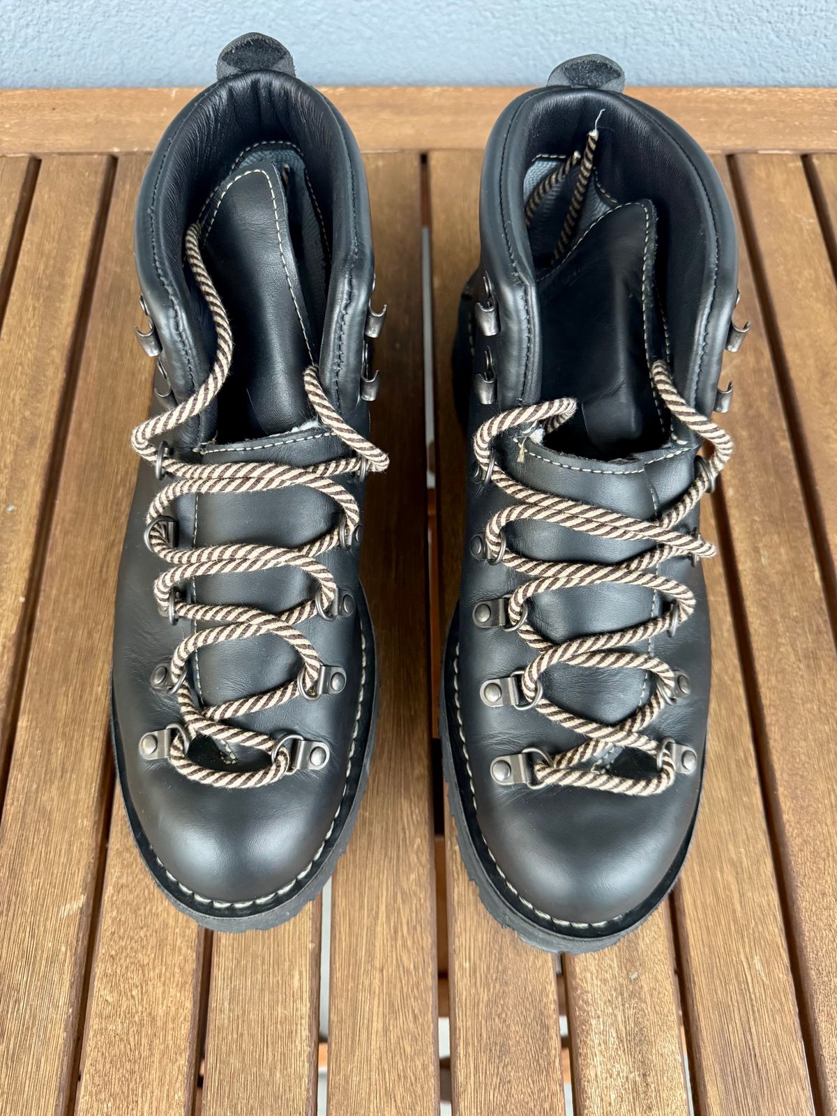 Photo by palletshots on November 1, 2025 of the Danner Mountain Light in Black Full Grain.