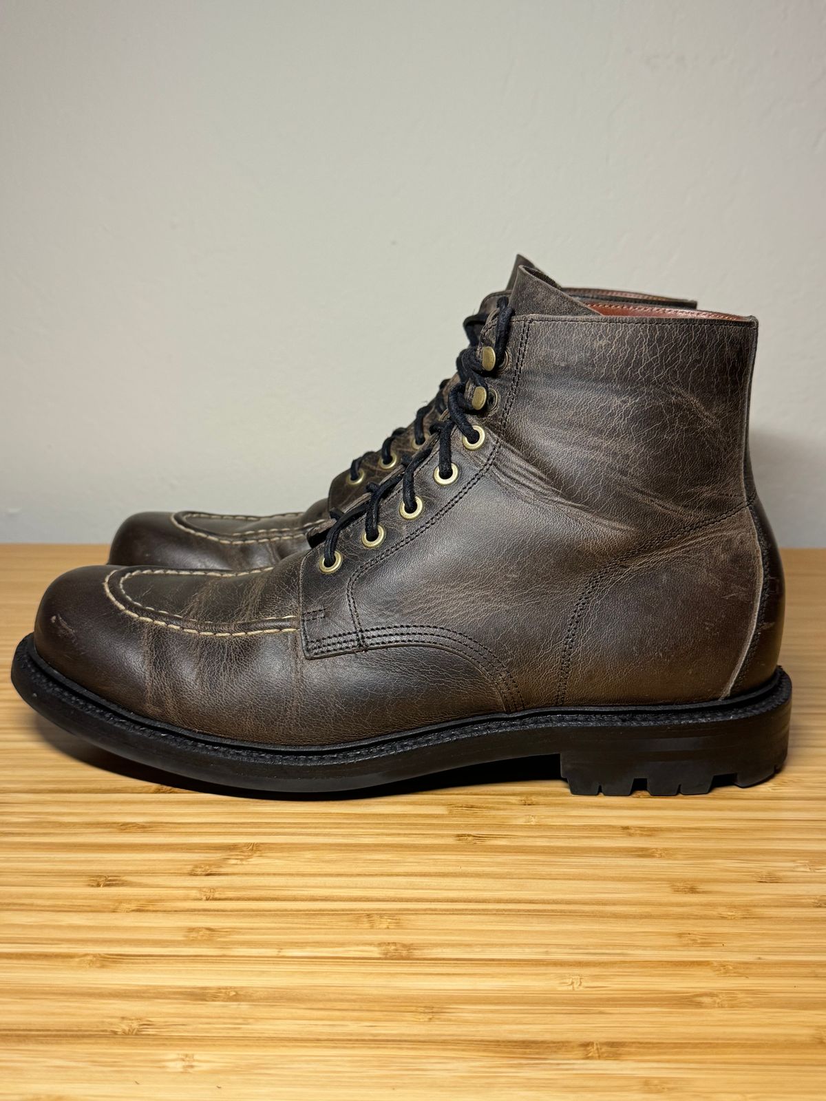 Photo by scottwaves on December 6, 2024 of the Grant Stone Brass Boot in Gallun Charcoal Teton Stag.