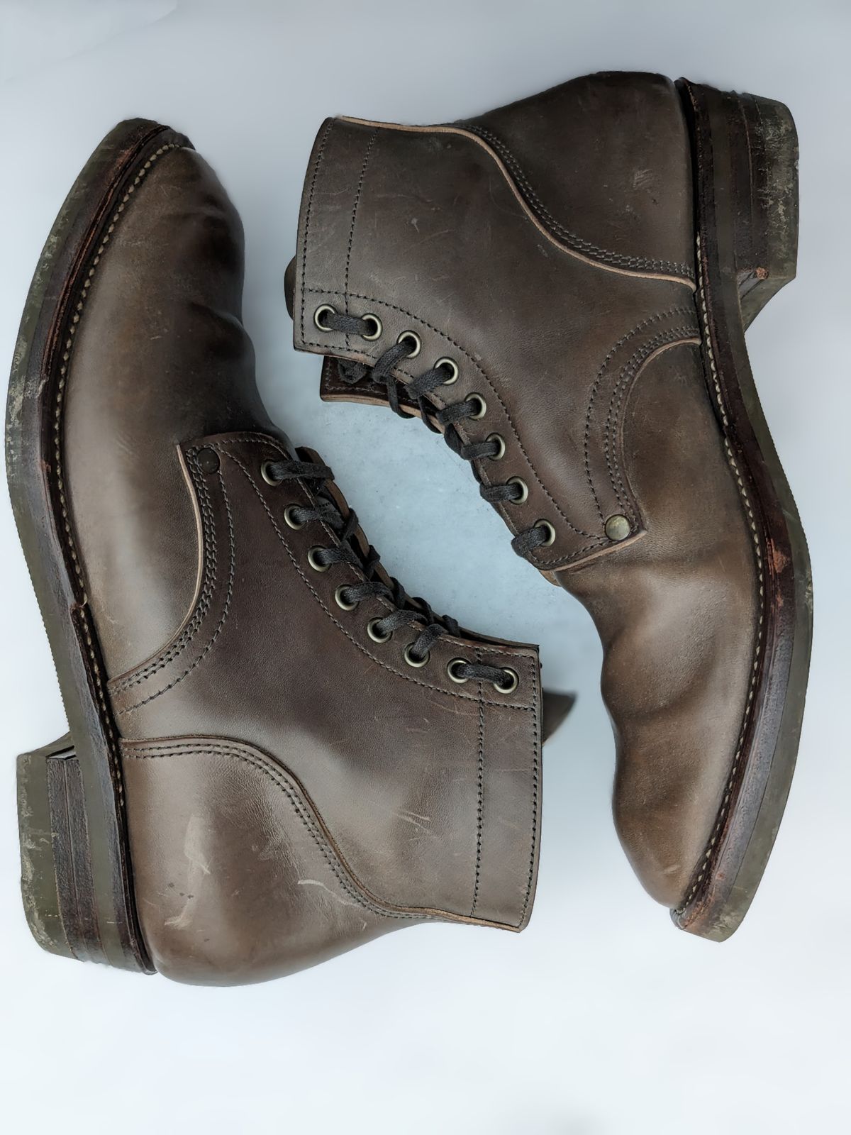 Photo by RoosAndBeavers on January 4, 2024 of the NF Bootmaker Milton Boot in Maryam Asphalt Waxed Horsebutt.