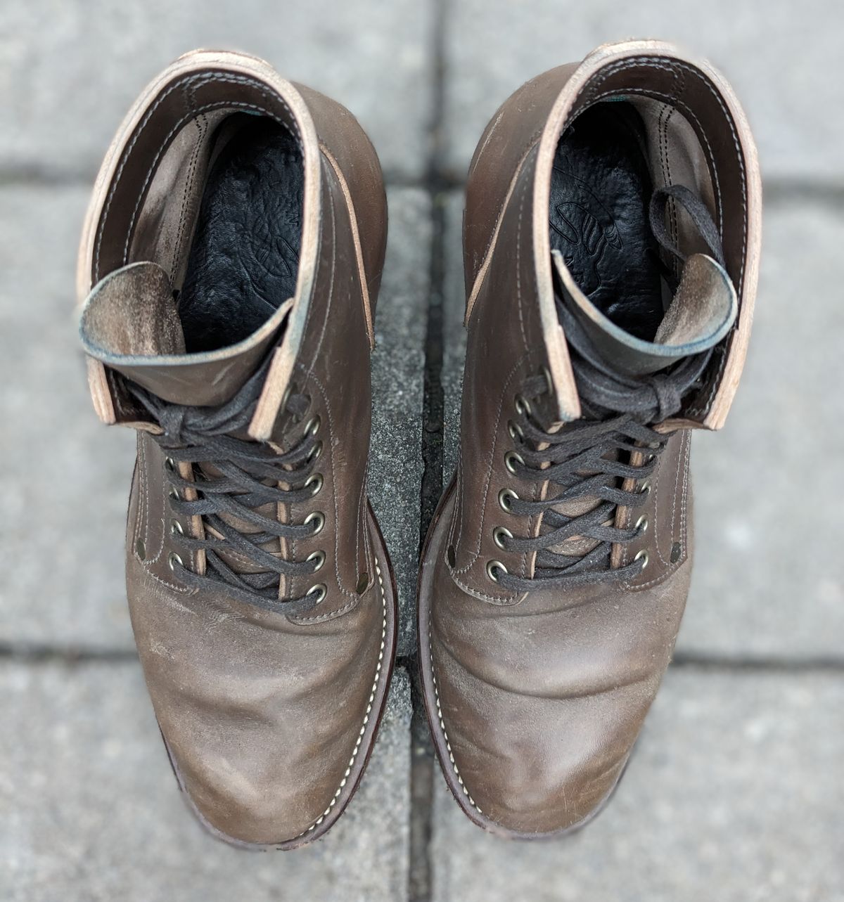 Photo by RoosAndBeavers on January 4, 2024 of the NF Bootmaker Milton Boot in Maryam Asphalt Waxed Horsebutt.