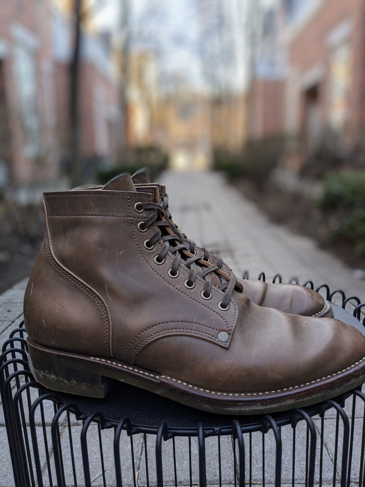 Photo by RoosAndBeavers on February 4, 2024 of the NF Bootmaker Milton Boot in Maryam Asphalt Waxed Horsebutt.