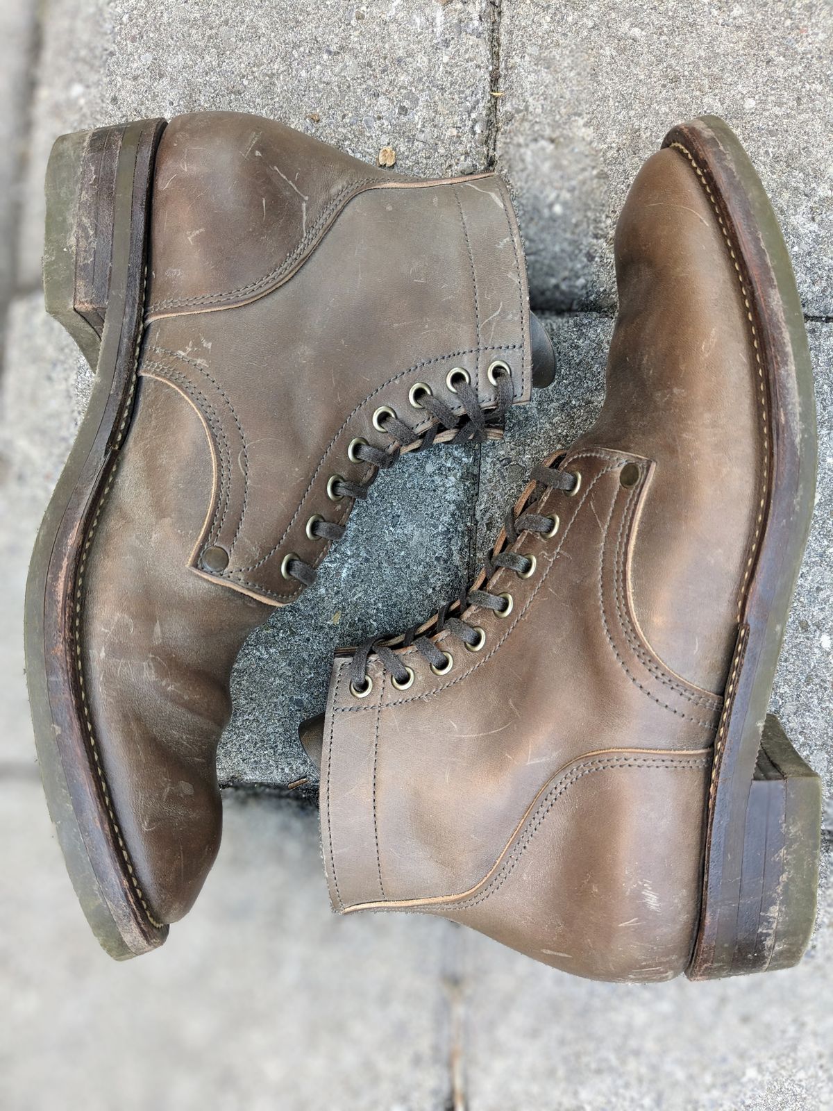 Photo by RoosAndBeavers on February 4, 2024 of the NF Bootmaker Milton Boot in Maryam Asphalt Waxed Horsebutt.