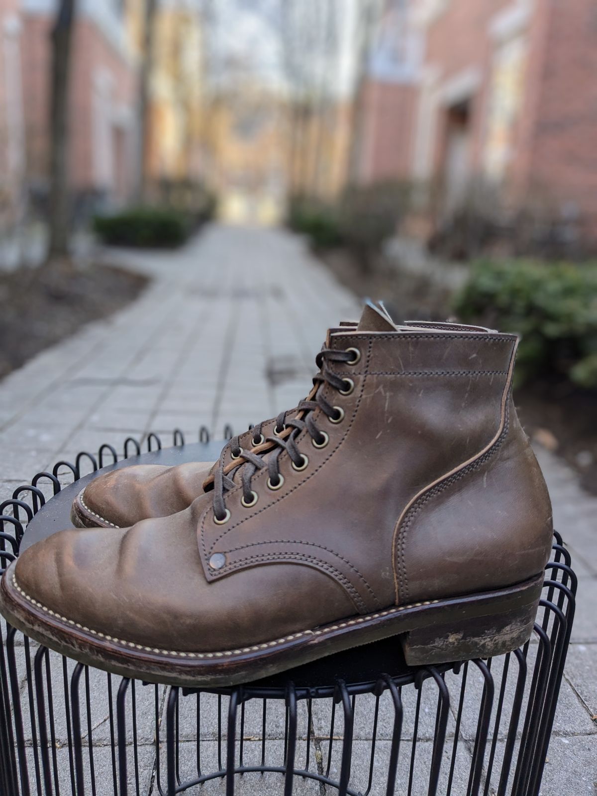 Photo by RoosAndBeavers on February 4, 2024 of the NF Bootmaker Milton Boot in Maryam Asphalt Waxed Horsebutt.