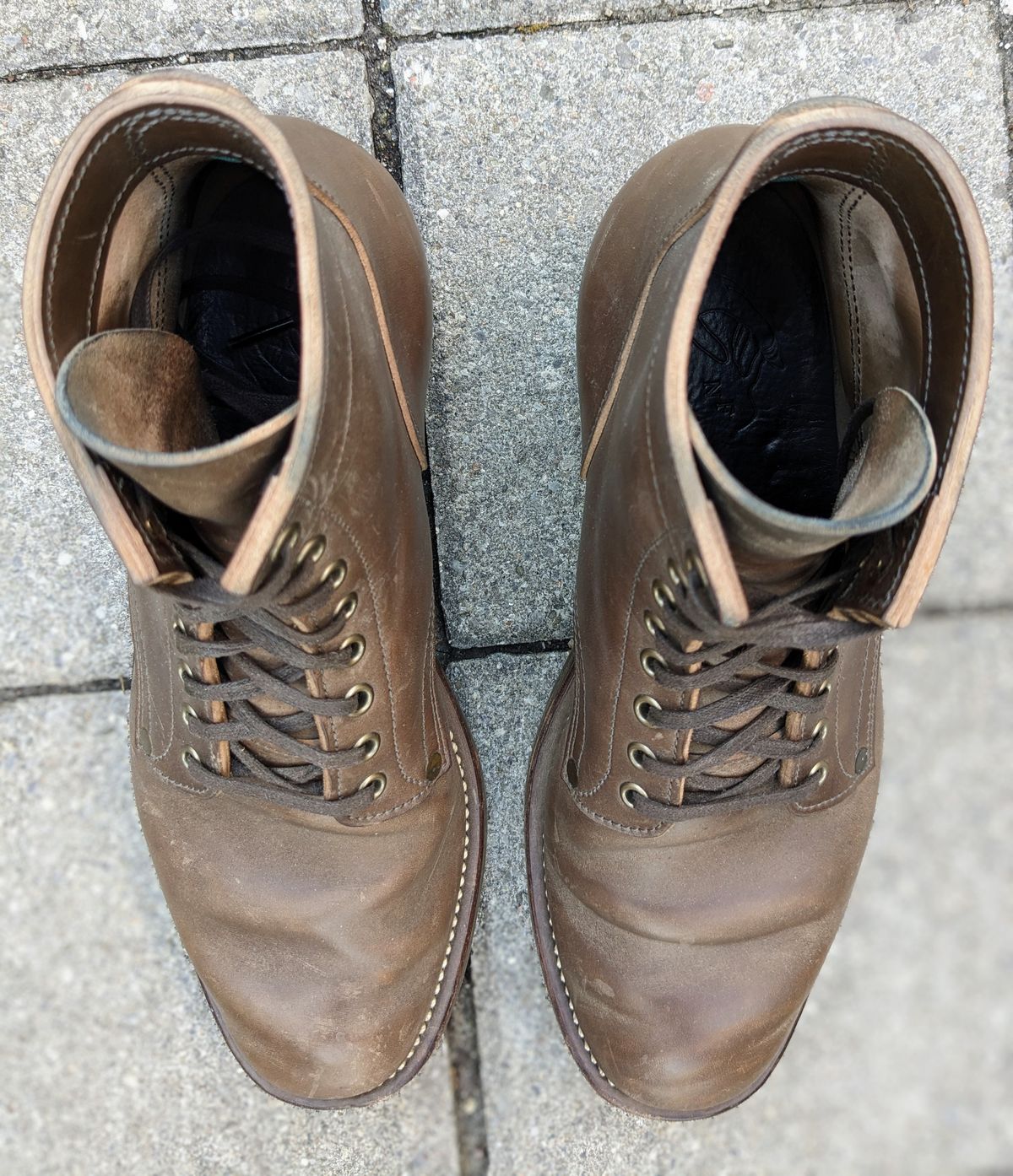Photo by RoosAndBeavers on February 4, 2024 of the NF Bootmaker Milton Boot in Maryam Asphalt Waxed Horsebutt.