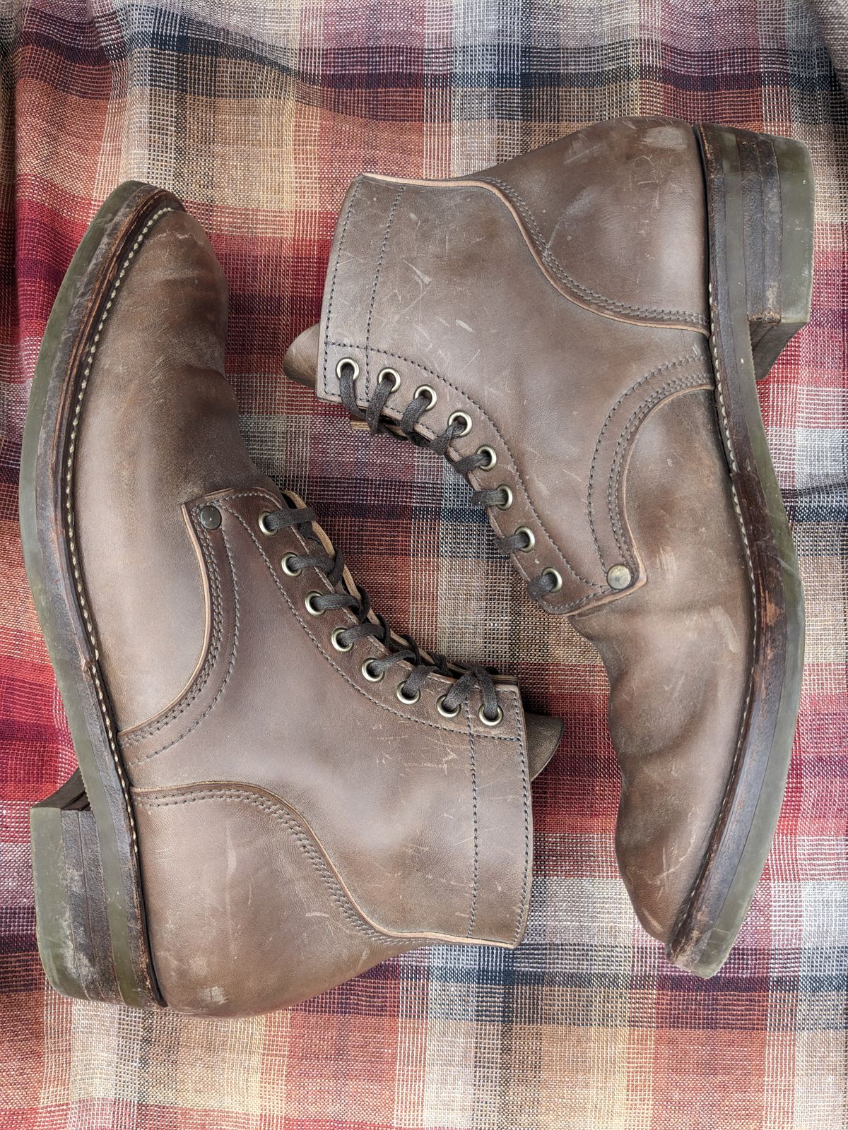 Photo by RoosAndBeavers on March 4, 2024 of the NF Bootmaker Milton Boot in Maryam Asphalt Waxed Horsebutt.
