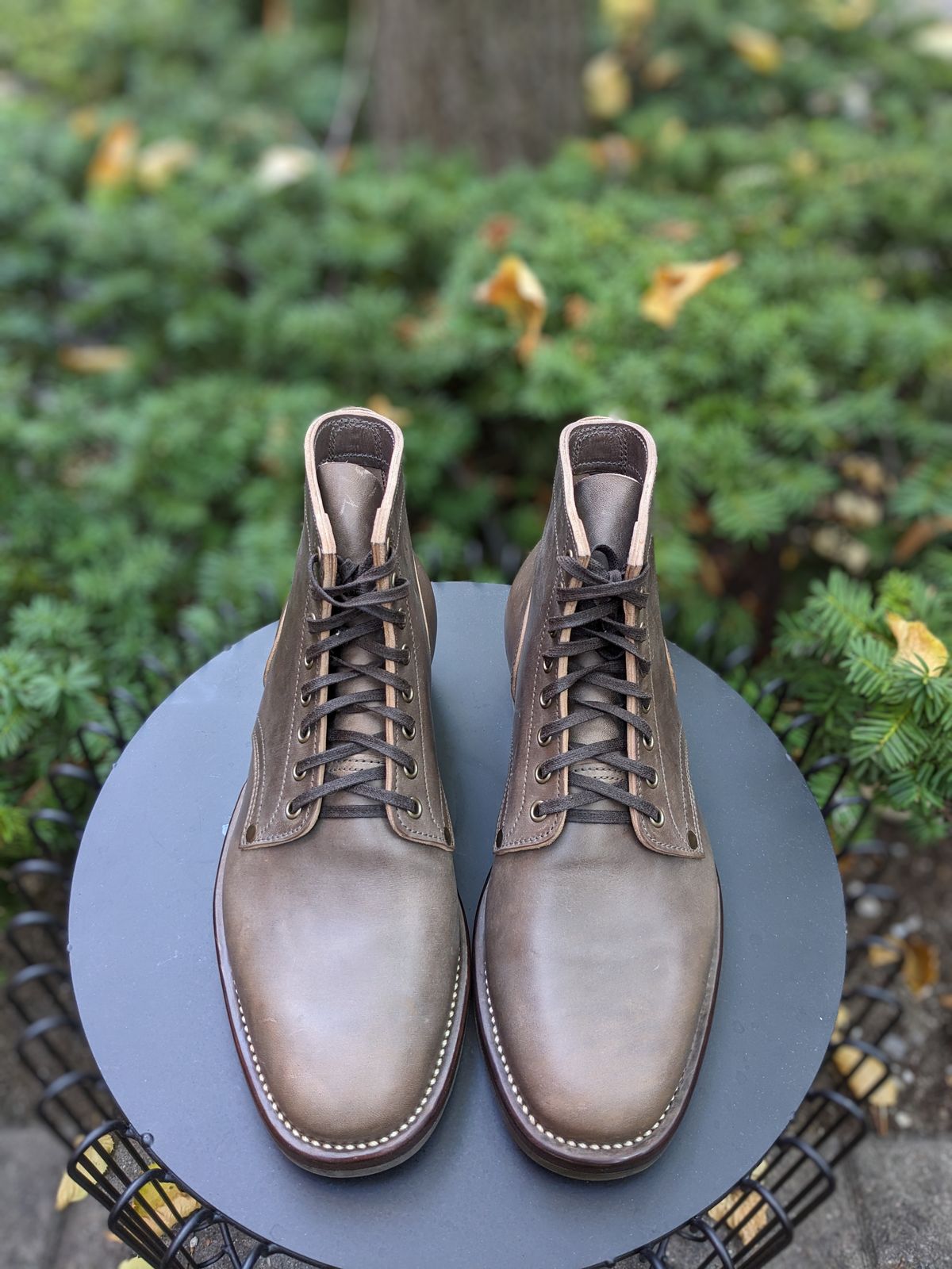 Photo by RoosAndBeavers on October 1, 2023 of the NF Bootmaker Milton Boot in Maryam Asphalt Waxed Horsebutt.