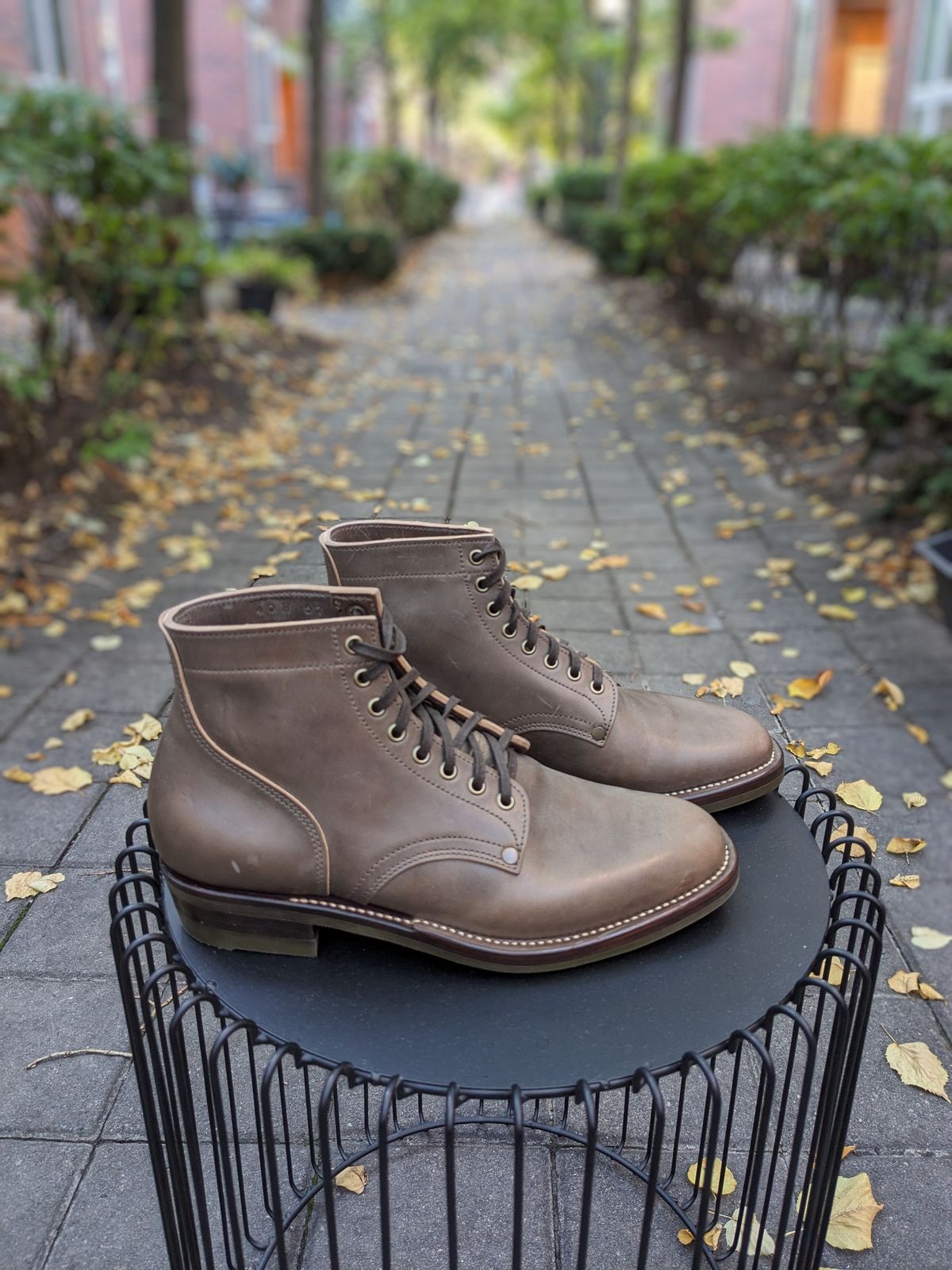 Photo by RoosAndBeavers on October 1, 2023 of the NF Bootmaker Milton Boot in Maryam Asphalt Waxed Horsebutt.