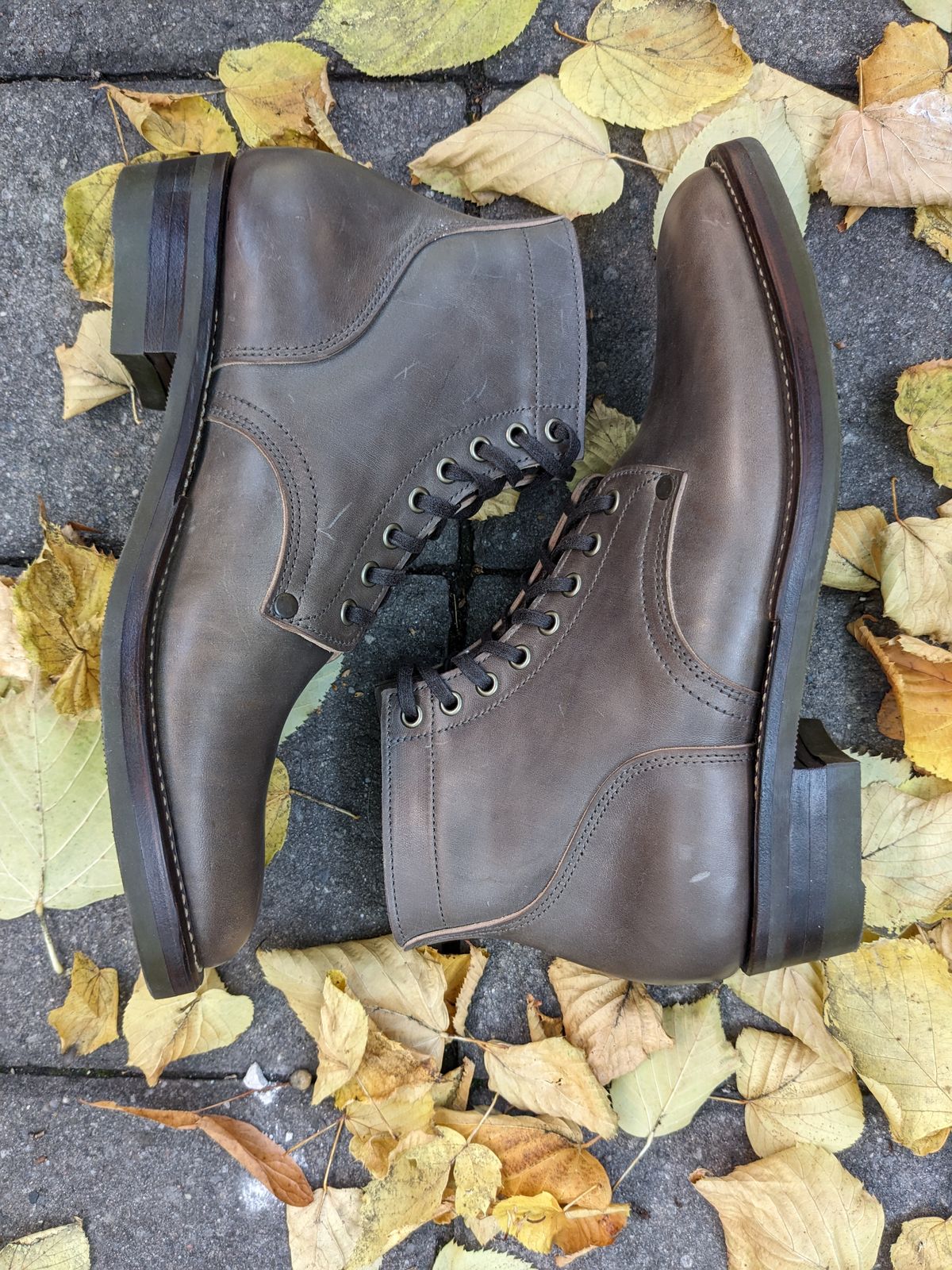 Photo by RoosAndBeavers on October 1, 2023 of the NF Bootmaker Milton Boot in Maryam Asphalt Waxed Horsebutt.