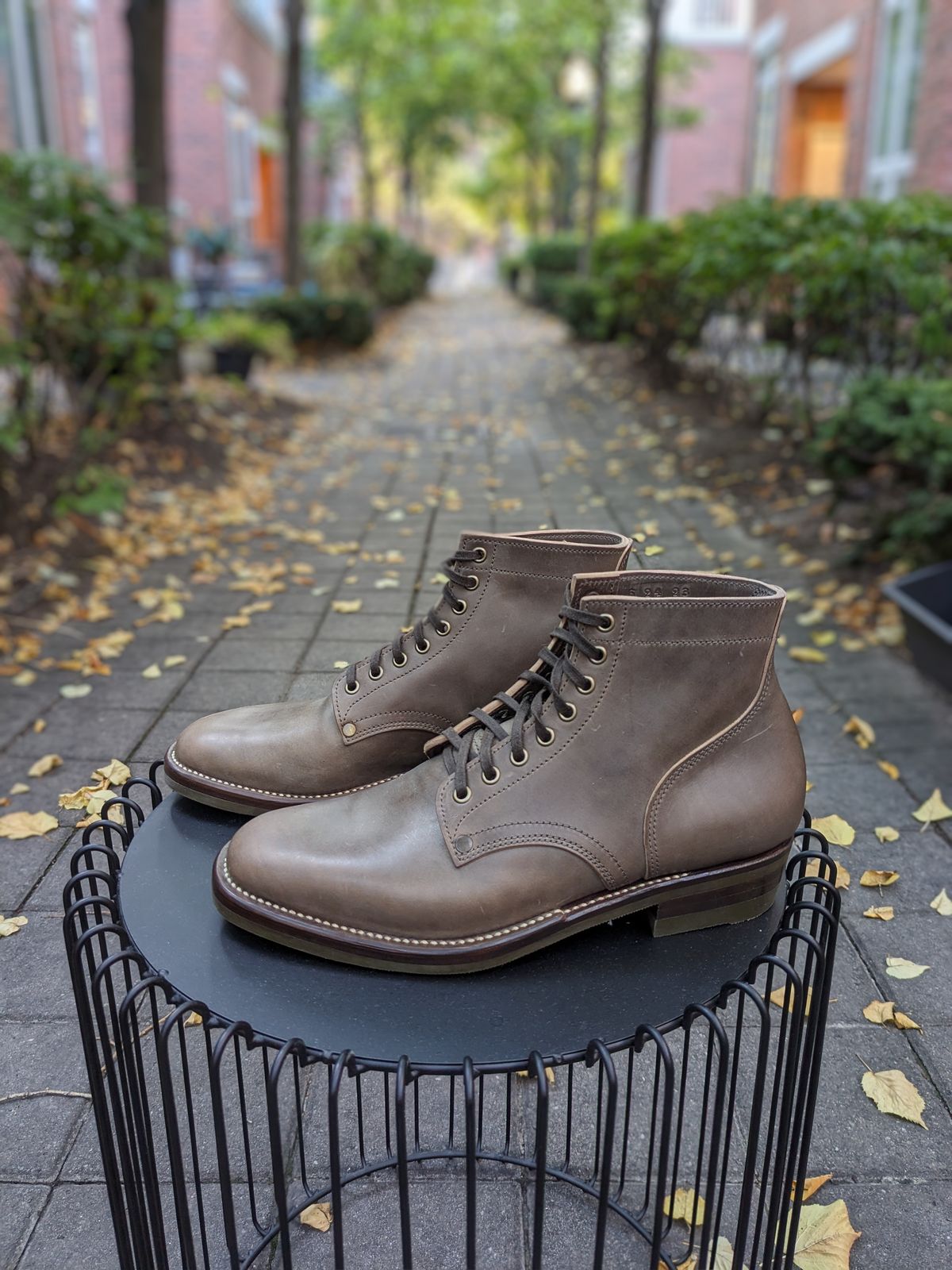Photo by RoosAndBeavers on October 1, 2023 of the NF Bootmaker Milton Boot in Maryam Asphalt Waxed Horsebutt.