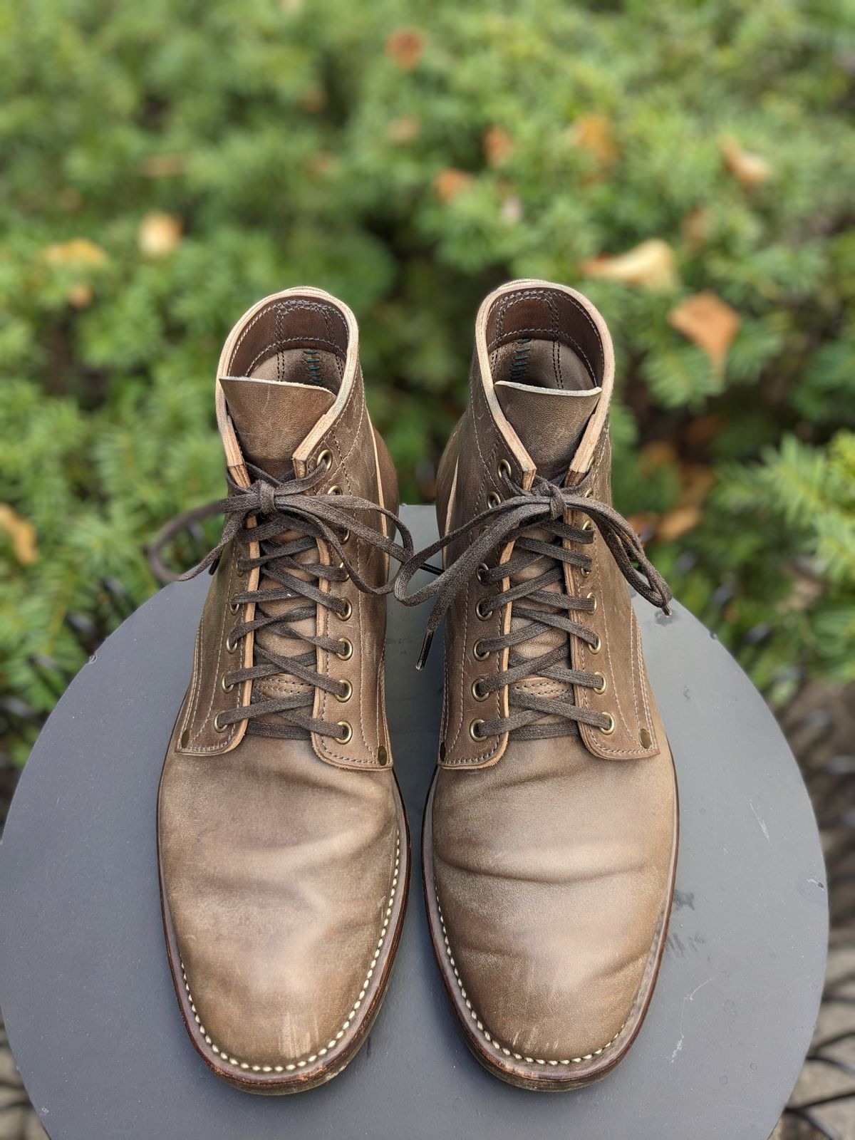 Photo by RoosAndBeavers on November 4, 2023 of the NF Bootmaker Milton Boot in Maryam Asphalt Waxed Horsebutt.