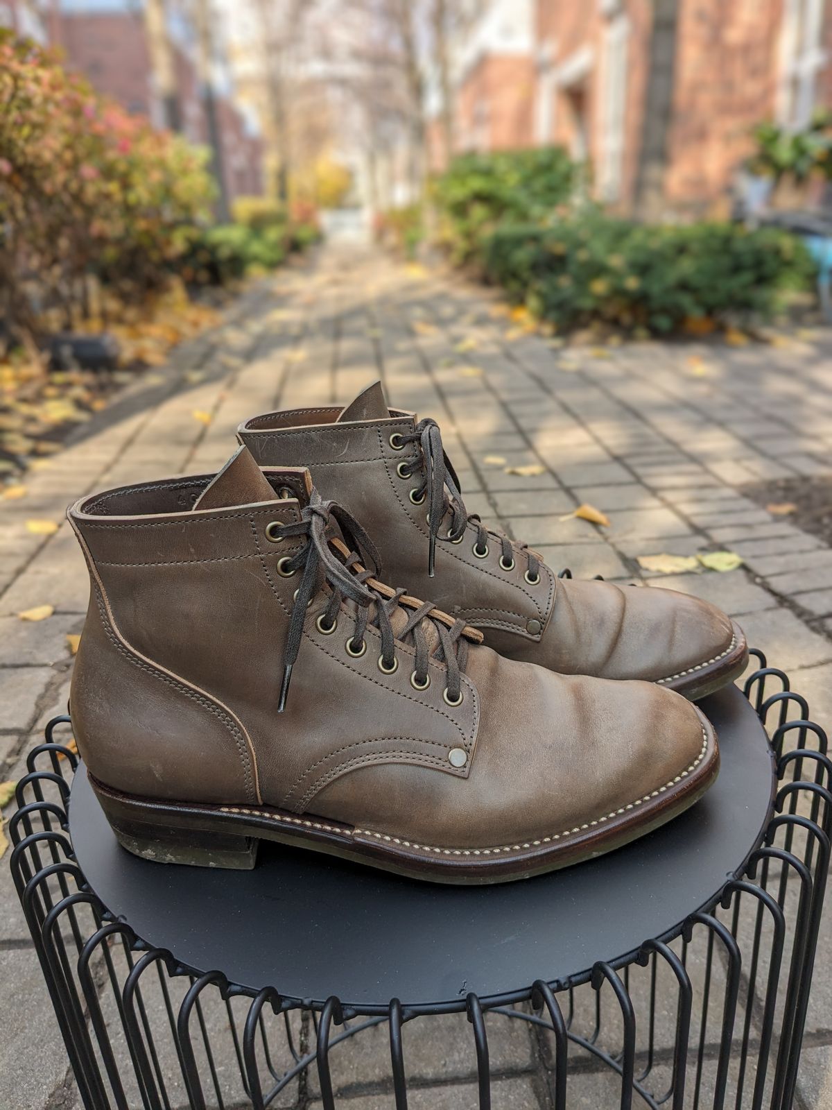 Photo by RoosAndBeavers on November 4, 2023 of the NF Bootmaker Milton Boot in Maryam Asphalt Waxed Horsebutt.
