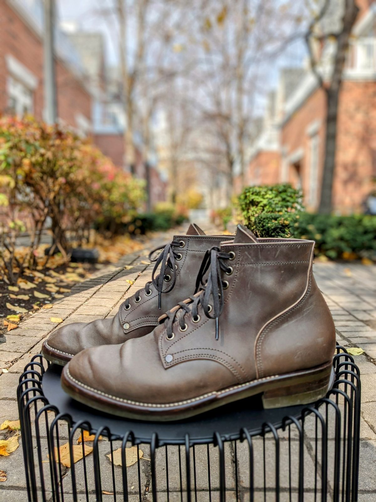Photo by RoosAndBeavers on November 4, 2023 of the NF Bootmaker Milton Boot in Maryam Asphalt Waxed Horsebutt.