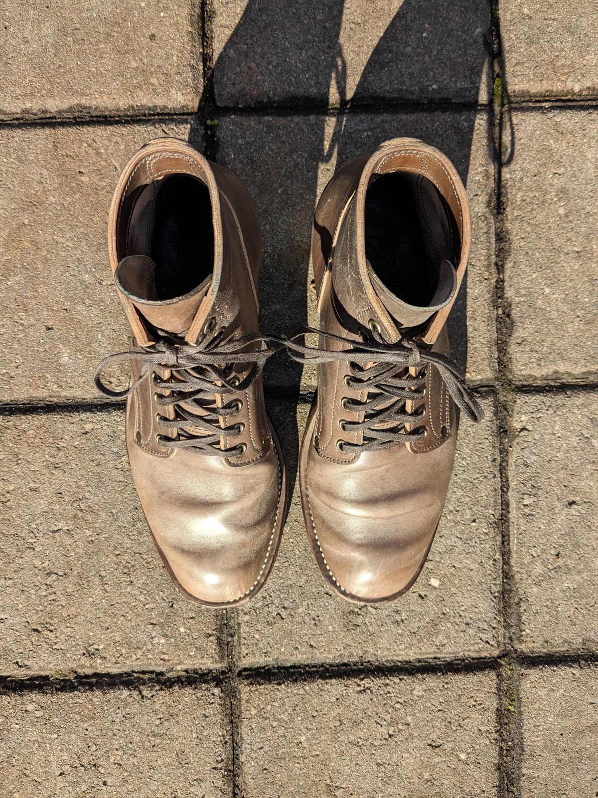 Photo by RoosAndBeavers on November 4, 2023 of the NF Bootmaker Milton Boot in Maryam Asphalt Waxed Horsebutt.
