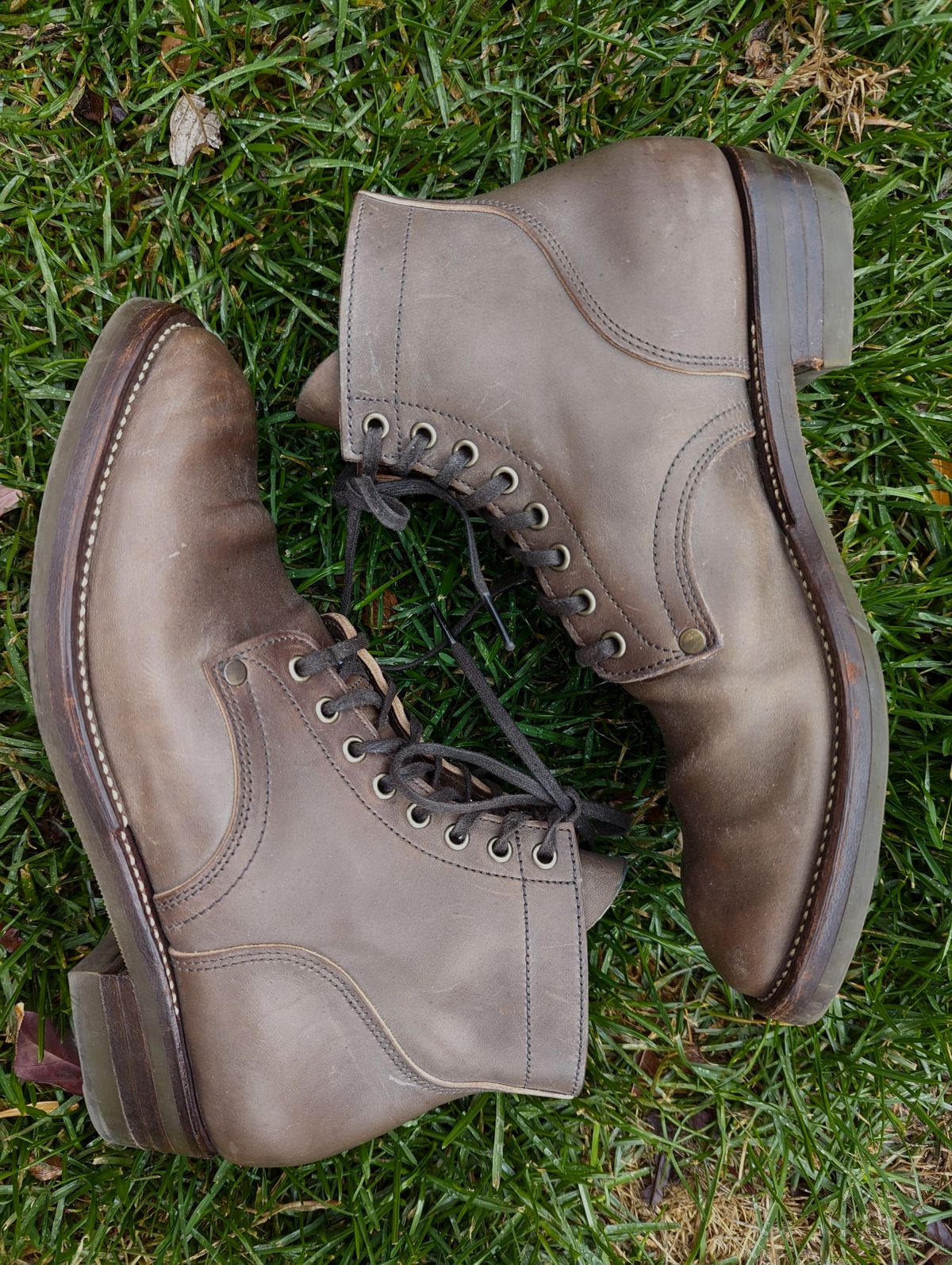 Photo by RoosAndBeavers on December 3, 2023 of the NF Bootmaker Milton Boot in Maryam Asphalt Waxed Horsebutt.