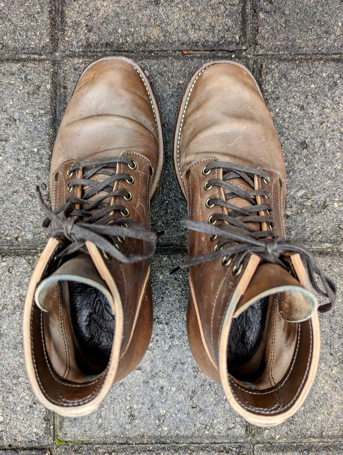 Photo by RoosAndBeavers on December 3, 2023 of the NF Bootmaker Milton Boot in Maryam Asphalt Waxed Horsebutt.