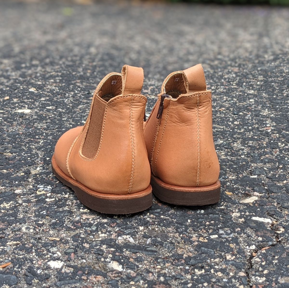Photo by chilly_chonka on October 1, 2022 of the Adelisa and Co. Viajero Chelsea Boot in Unknown Natural Veg Tan.
