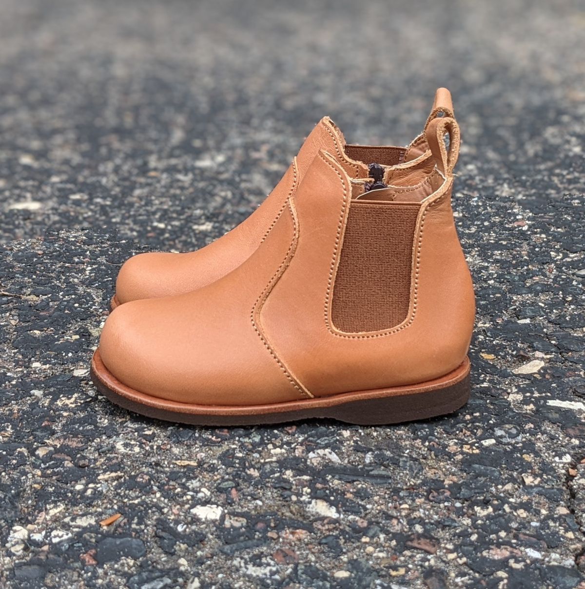 Photo by chilly_chonka on October 1, 2022 of the Adelisa and Co. Viajero Chelsea Boot in Unknown Natural Veg Tan.