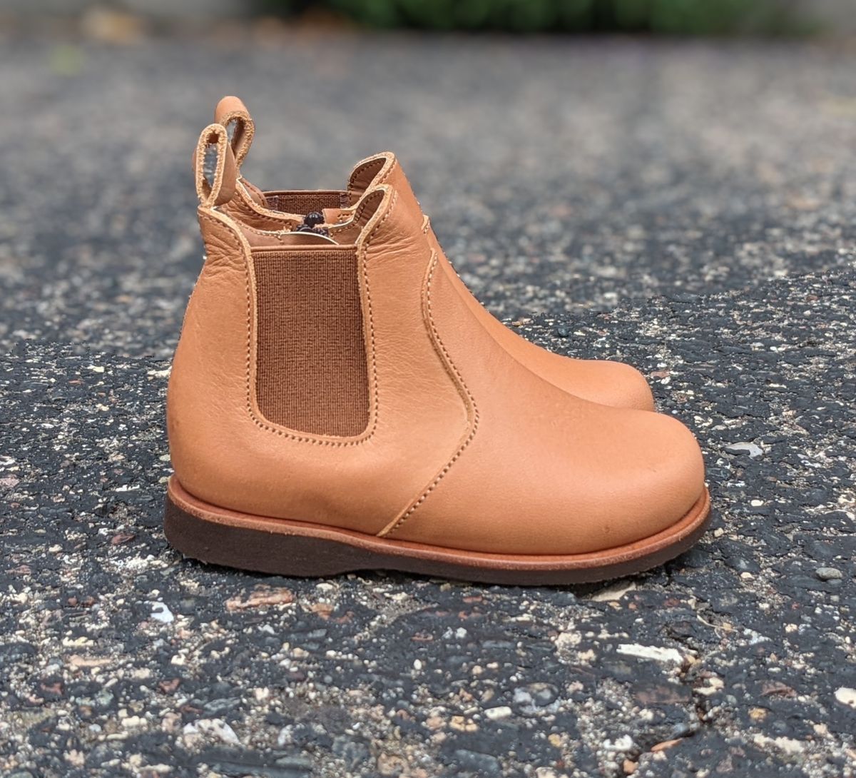 Photo by chilly_chonka on October 1, 2022 of the Adelisa and Co. Viajero Chelsea Boot in Unknown Natural Veg Tan.