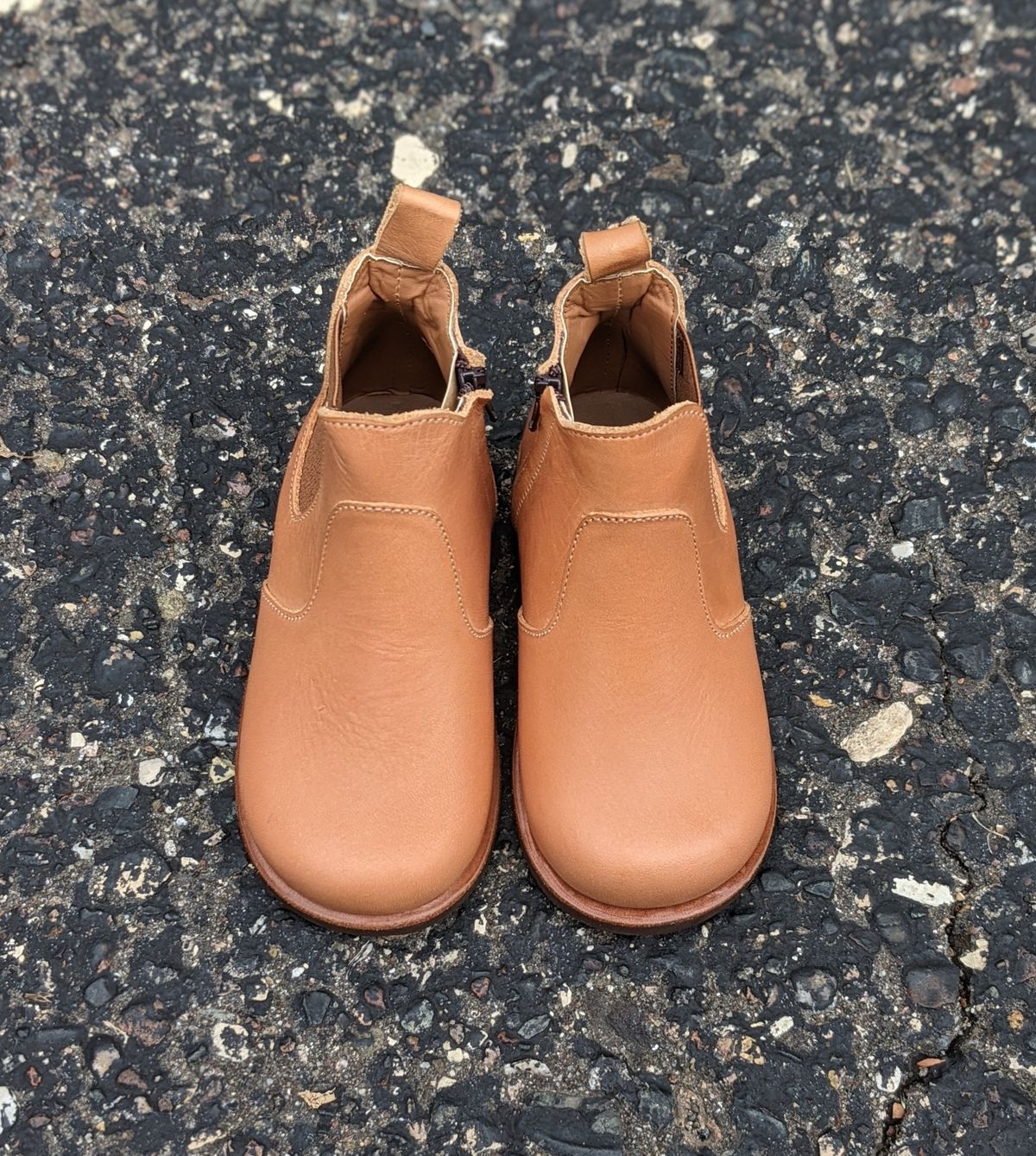 Photo by chilly_chonka on October 1, 2022 of the Adelisa and Co. Viajero Chelsea Boot in Unknown Natural Veg Tan.