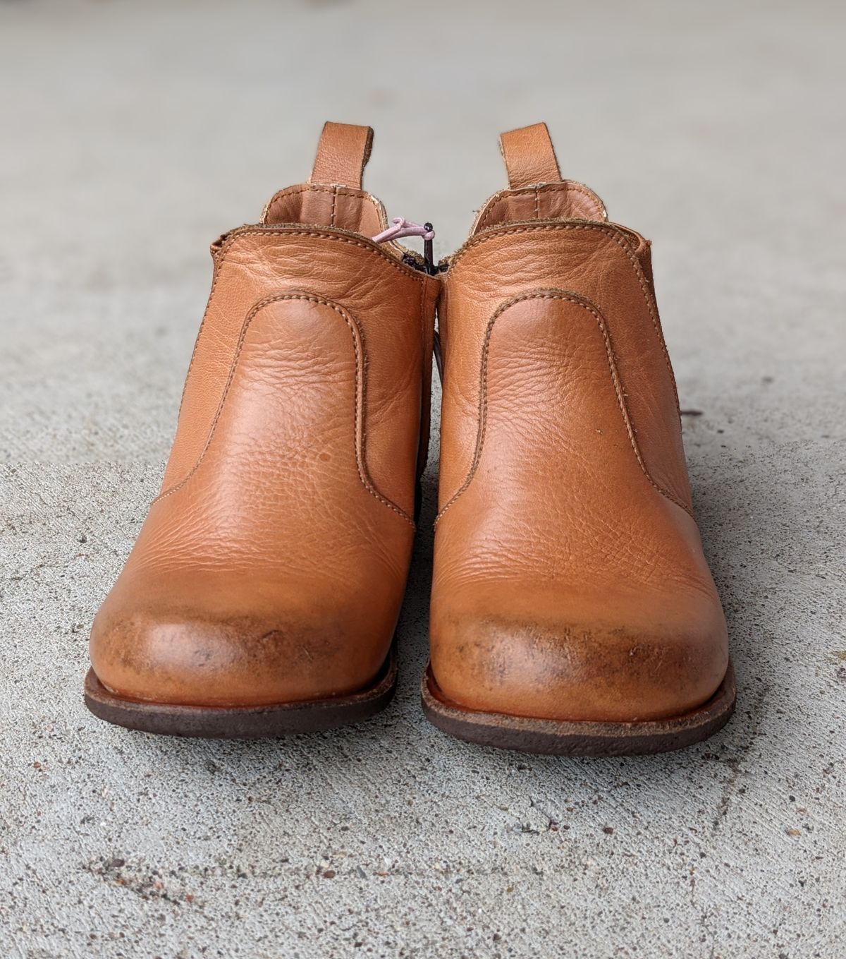 Photo by chilly on November 4, 2022 of the Adelisa and Co. Viajero Chelsea Boot in Unknown Natural Veg Tan.