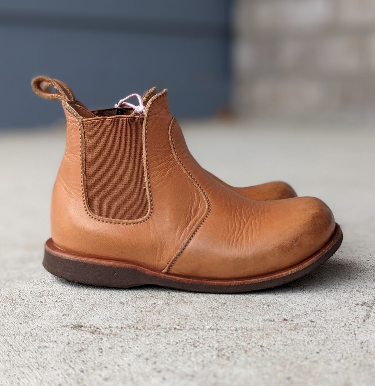 Photo by chilly on November 4, 2022 of the Adelisa and Co. Viajero Chelsea Boot in Unknown Natural Veg Tan.