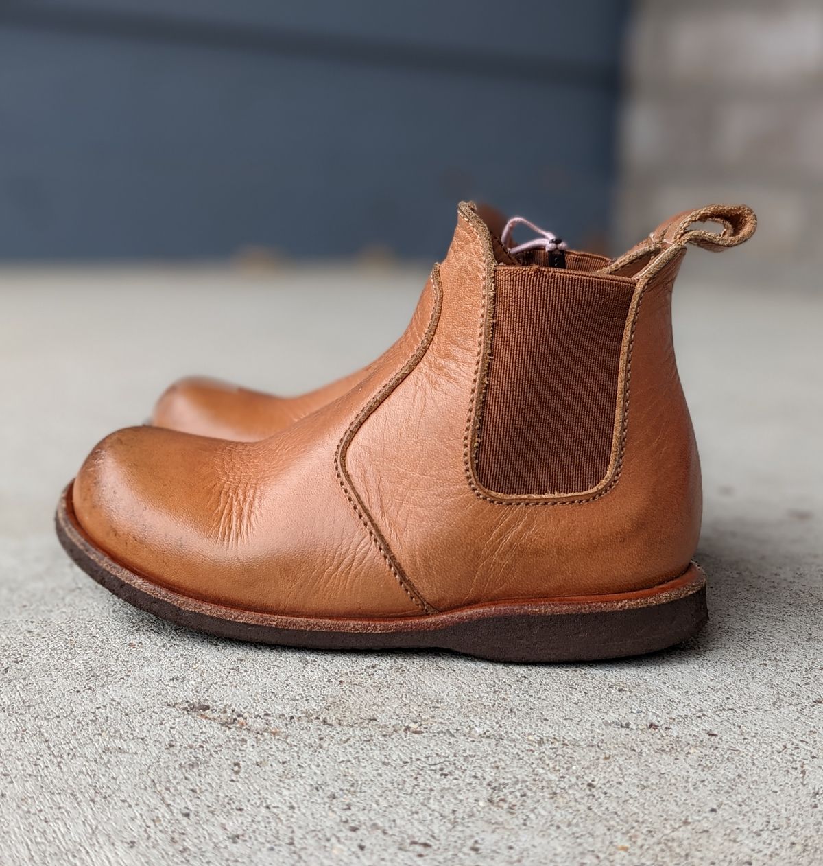 Photo by chilly on November 4, 2022 of the Adelisa and Co. Viajero Chelsea Boot in Unknown Natural Veg Tan.