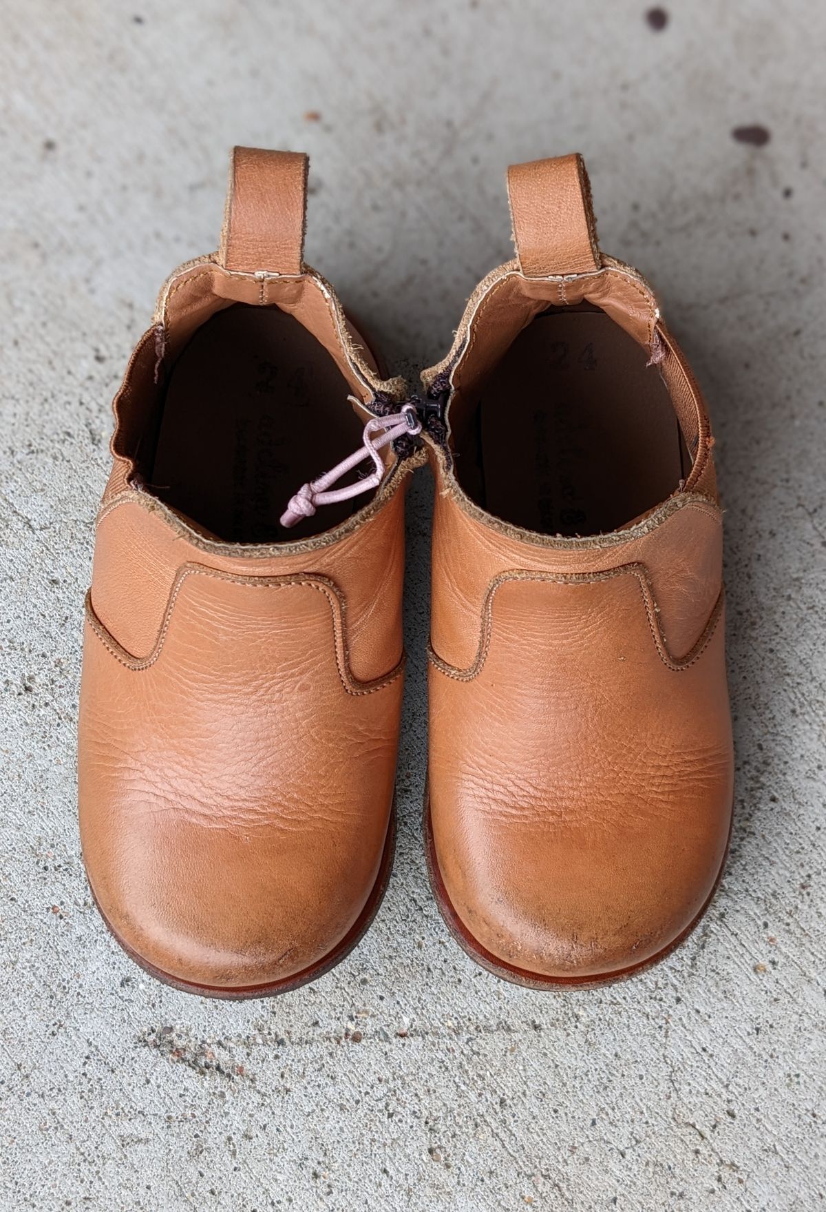 Photo by chilly on November 4, 2022 of the Adelisa and Co. Viajero Chelsea Boot in Unknown Natural Veg Tan.