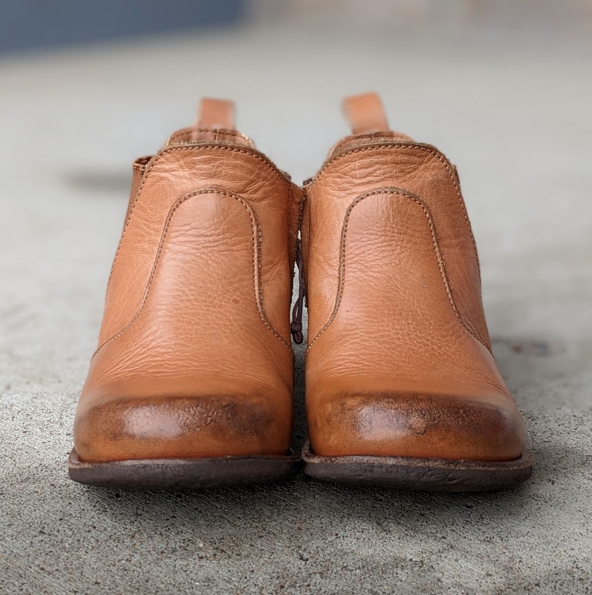 Photo by chilly on December 2, 2022 of the Adelisa and Co. Viajero Chelsea Boot in Unknown Natural Veg Tan.