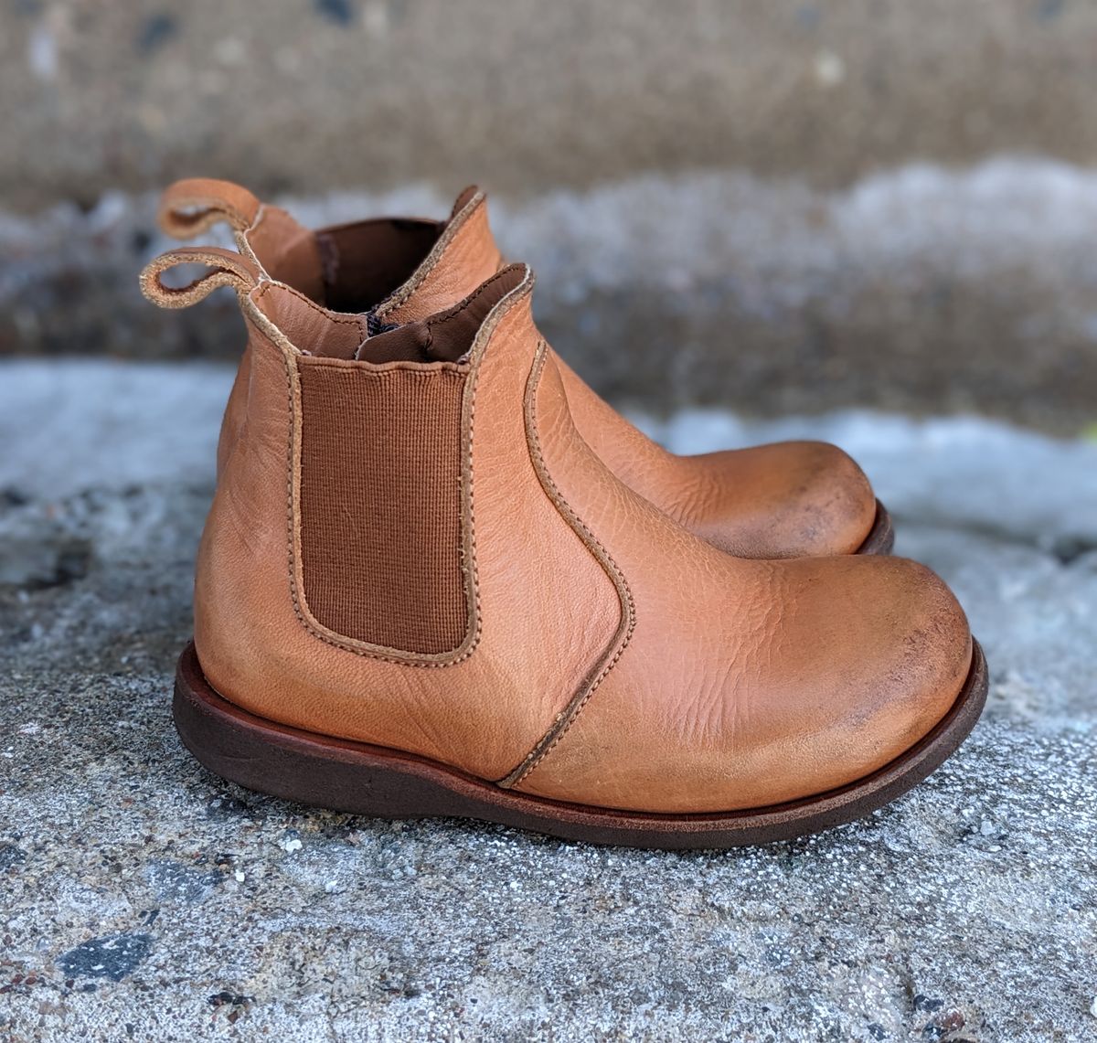 Photo by chilly_chonka on February 1, 2023 of the Adelisa and Co. Viajero Chelsea Boot in Unknown Natural Veg Tan.