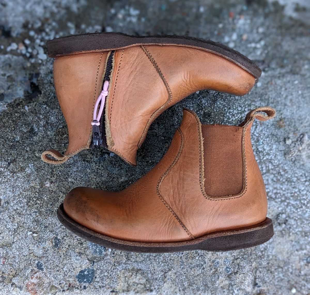 Photo by chilly_chonka on February 1, 2023 of the Adelisa and Co. Viajero Chelsea Boot in Unknown Natural Veg Tan.