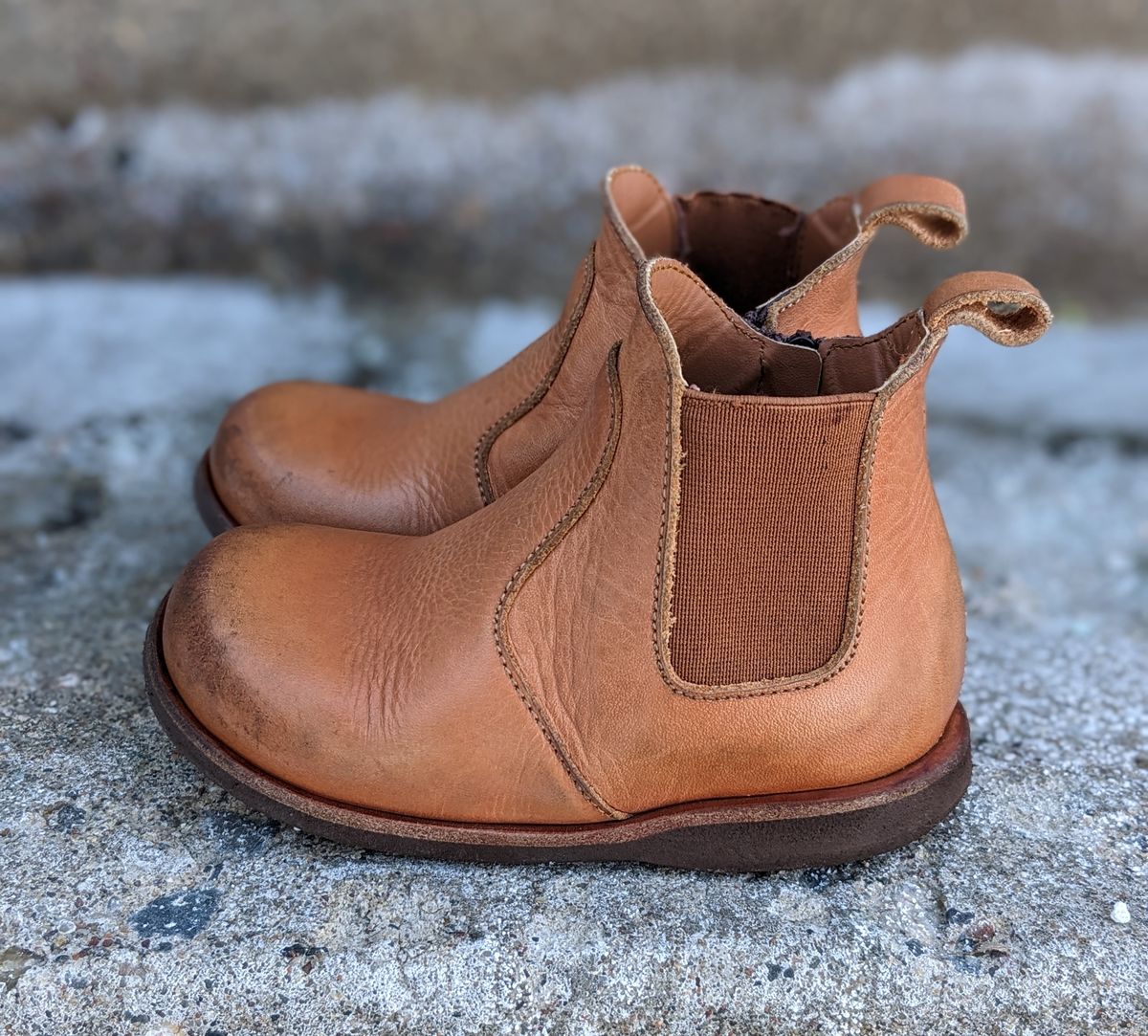 Photo by chilly_chonka on February 1, 2023 of the Adelisa and Co. Viajero Chelsea Boot in Unknown Natural Veg Tan.