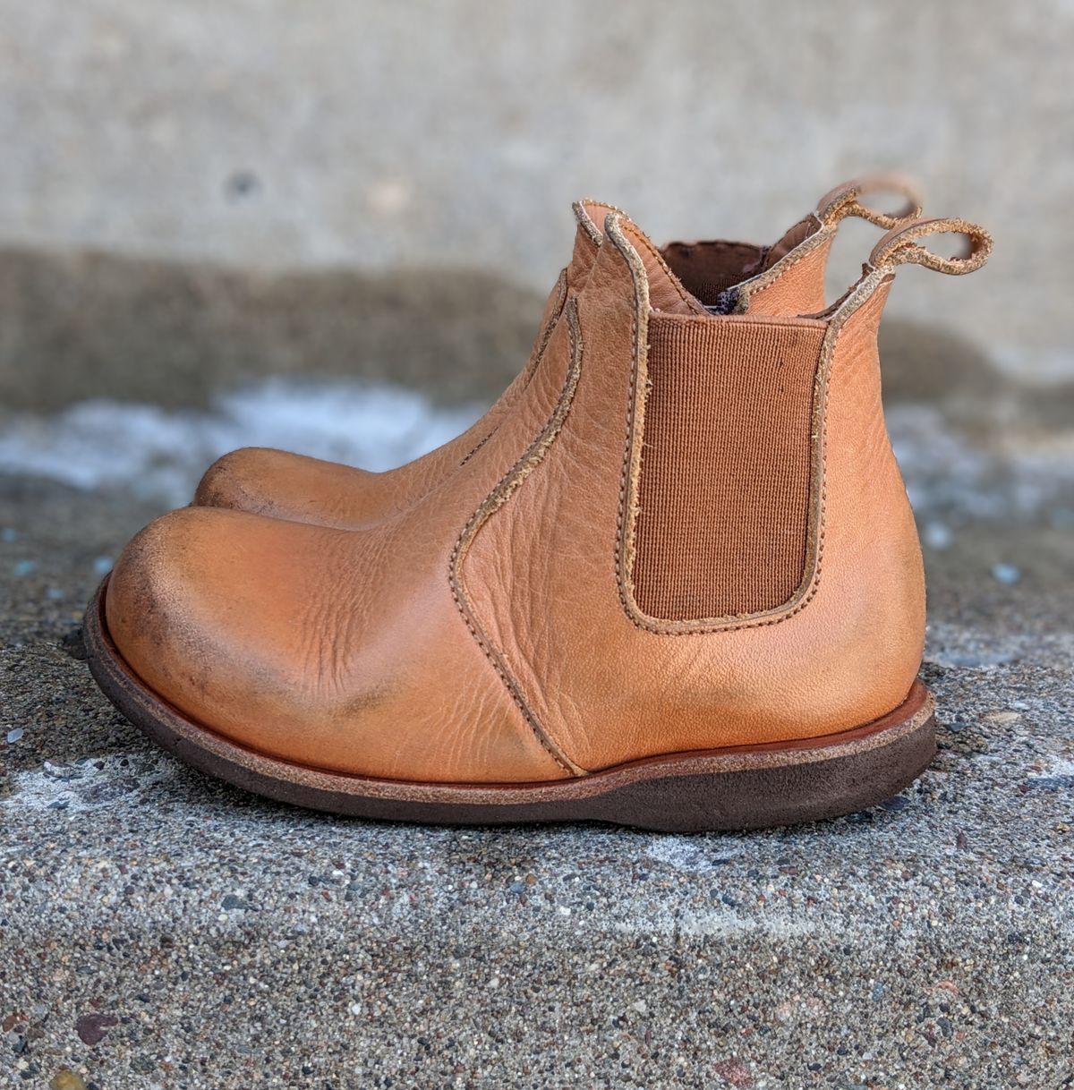 Photo by chilly_chonka on March 2, 2023 of the Adelisa and Co. Viajero Chelsea Boot in Unknown Natural Veg Tan.