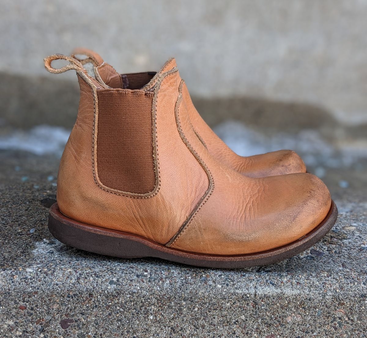 Photo by chilly_chonka on March 2, 2023 of the Adelisa and Co. Viajero Chelsea Boot in Unknown Natural Veg Tan.