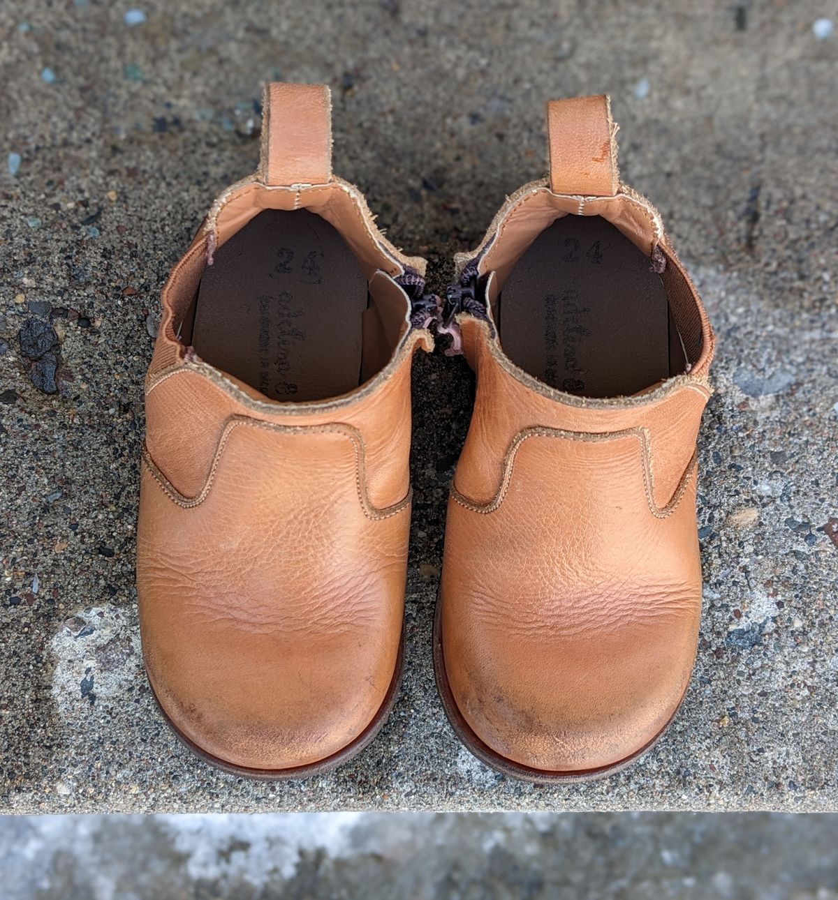 Photo by chilly_chonka on March 2, 2023 of the Adelisa and Co. Viajero Chelsea Boot in Unknown Natural Veg Tan.