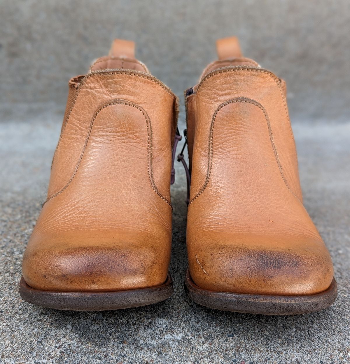 Photo by chilly_chonka on April 3, 2023 of the Adelisa and Co. Viajero Chelsea Boot in Unknown Natural Veg Tan.