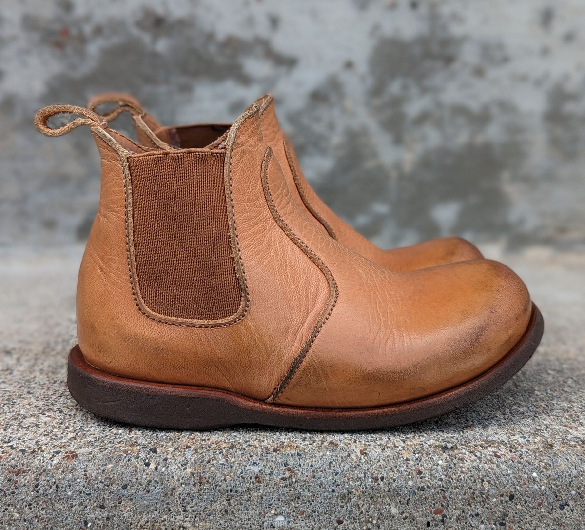 Photo by chilly_chonka on April 3, 2023 of the Adelisa and Co. Viajero Chelsea Boot in Unknown Natural Veg Tan.