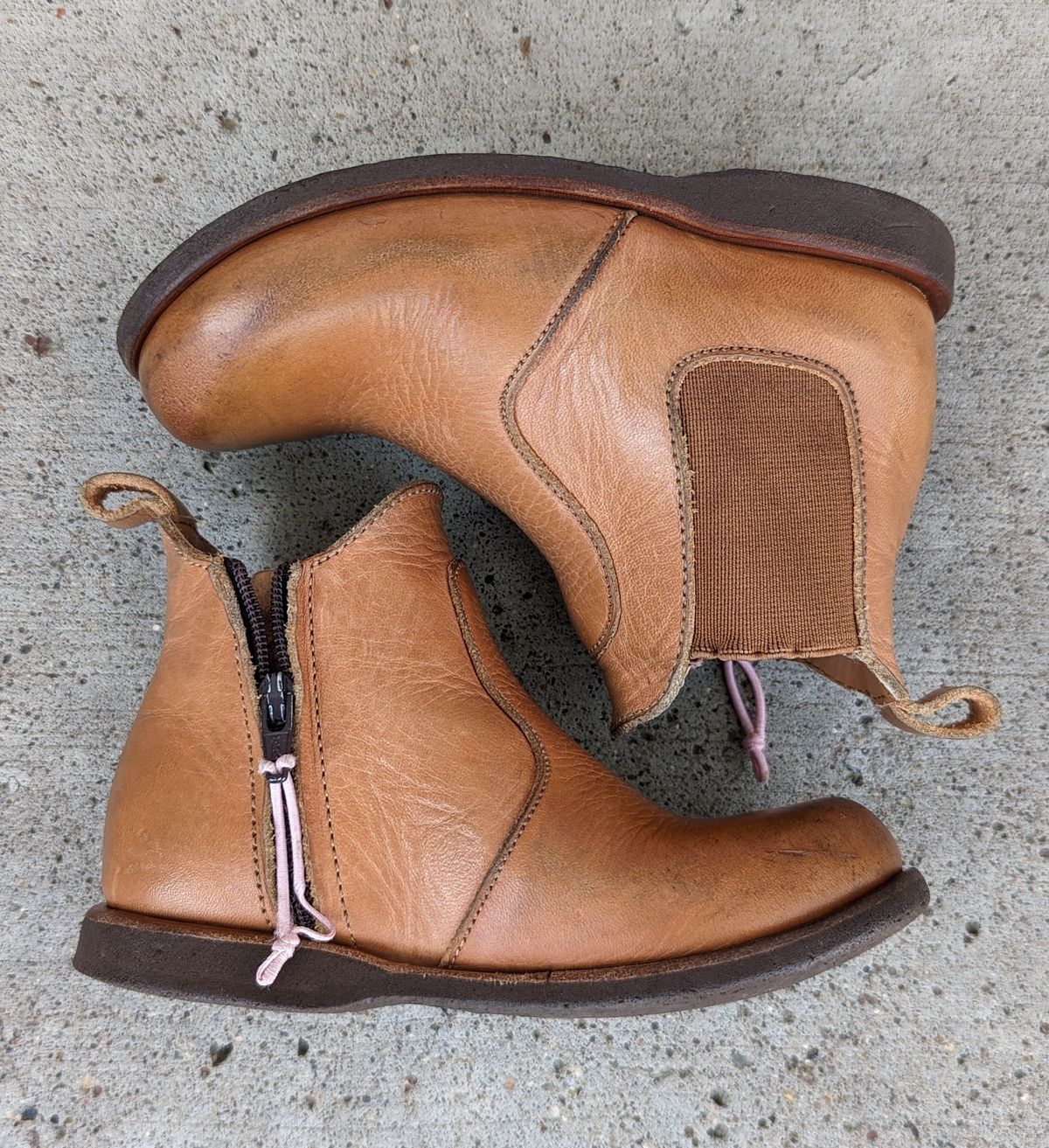 Photo by chilly_chonka on April 3, 2023 of the Adelisa and Co. Viajero Chelsea Boot in Unknown Natural Veg Tan.