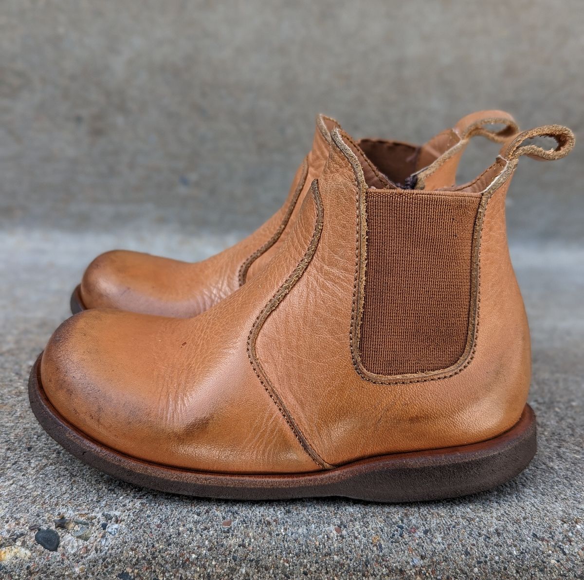 Photo by chilly_chonka on April 3, 2023 of the Adelisa and Co. Viajero Chelsea Boot in Unknown Natural Veg Tan.