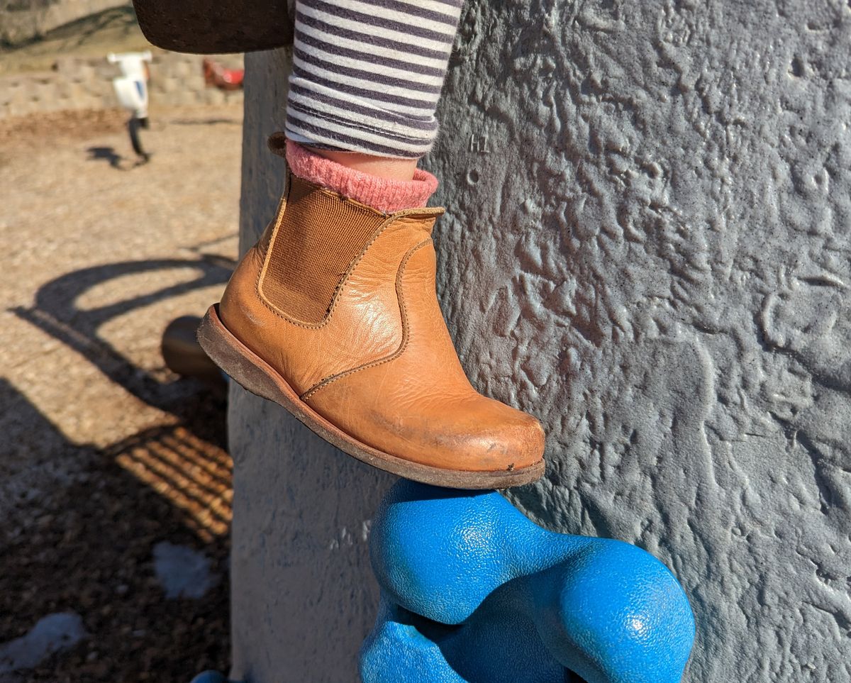 Photo by chilly_chonka on April 11, 2023 of the Adelisa and Co. Viajero Chelsea Boot in Unknown Natural Veg Tan.